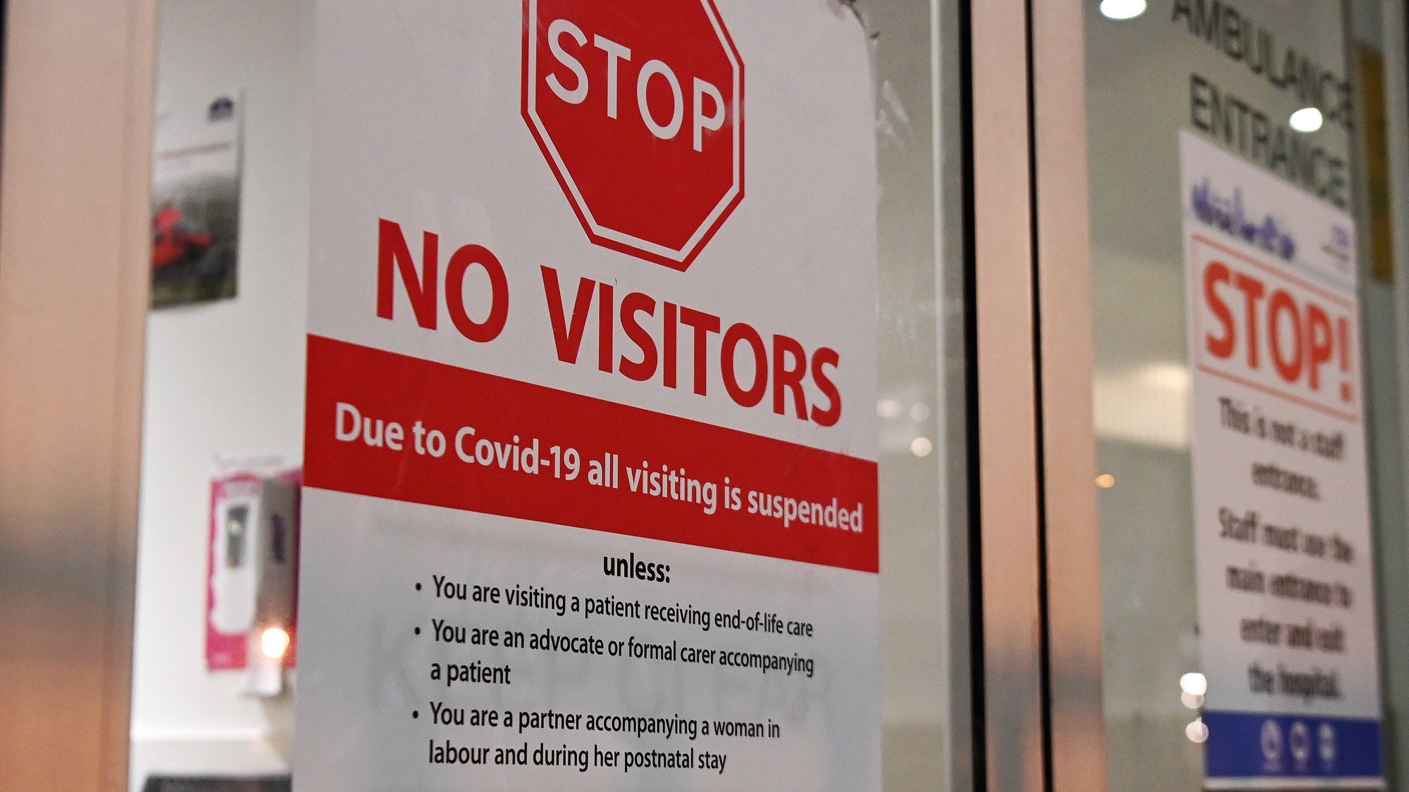epa08934253 A public notice restricts visitors due to COVID-19 at the Royal London hospital in London, Britain, 13 January 2021. Britain&#039;s national health service (NHS) is coming under sever pressure as COVID-19 disease related hospital admissions continue to rise across the UK.  EPA/ANDY RAIN