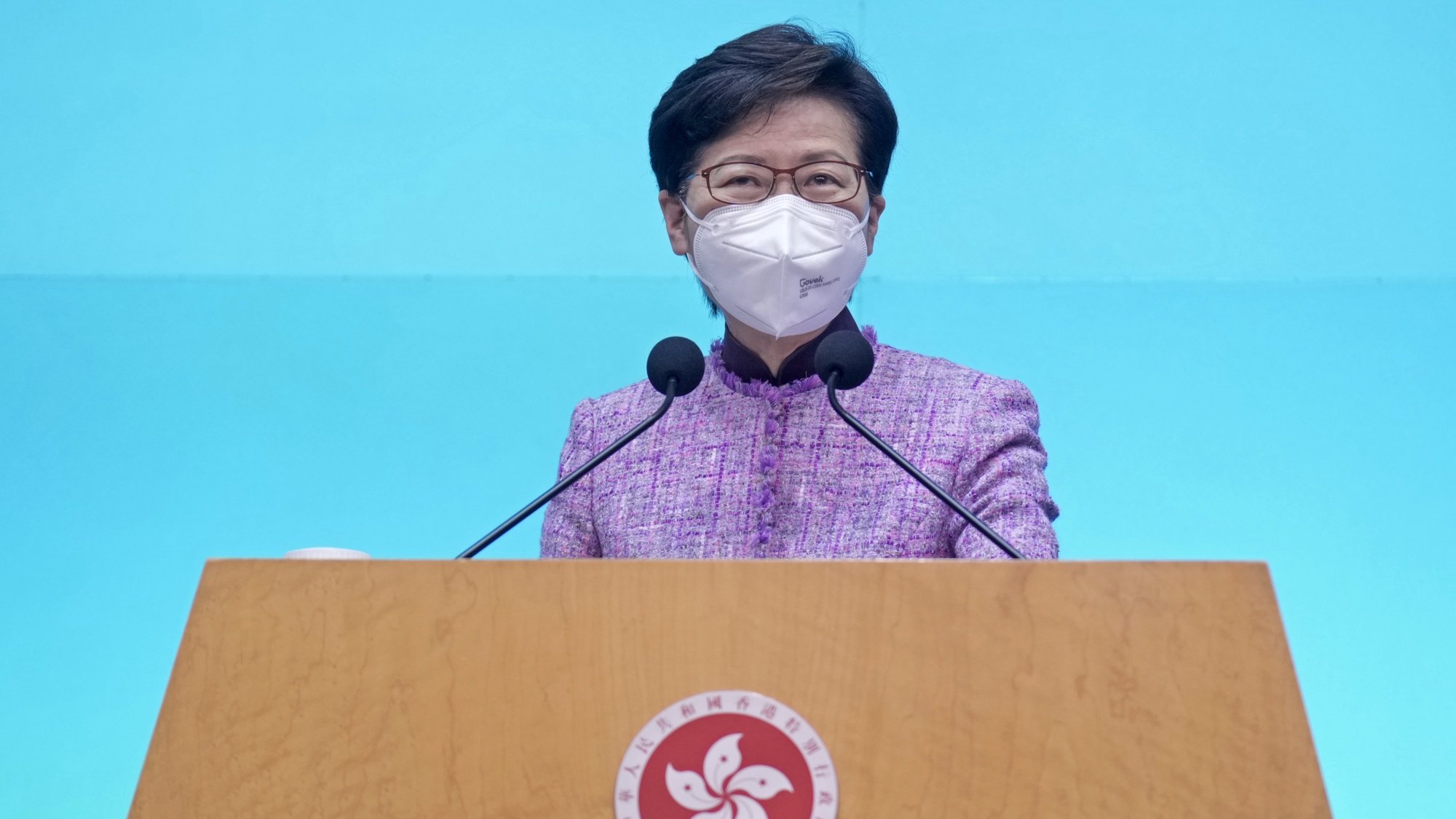 epa09869576 Hong Kong Chief Executive Carrie Lam listens to reporter&#039;s questions during a news conference in Hong Kong, China, 04 April 2022. Hong Kong leader Carrie Lam, who survived massive protests against her government in 2019 and oversaw the implementation of a tough national security law that quashed dissent, said Monday she will not seek a second term. Her successor will be picked in May.  EPA/Vincent Yu / POOL