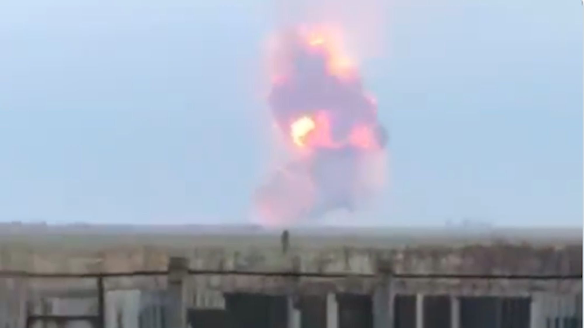 Imagens de explosões em depósito de armas na Crimeia