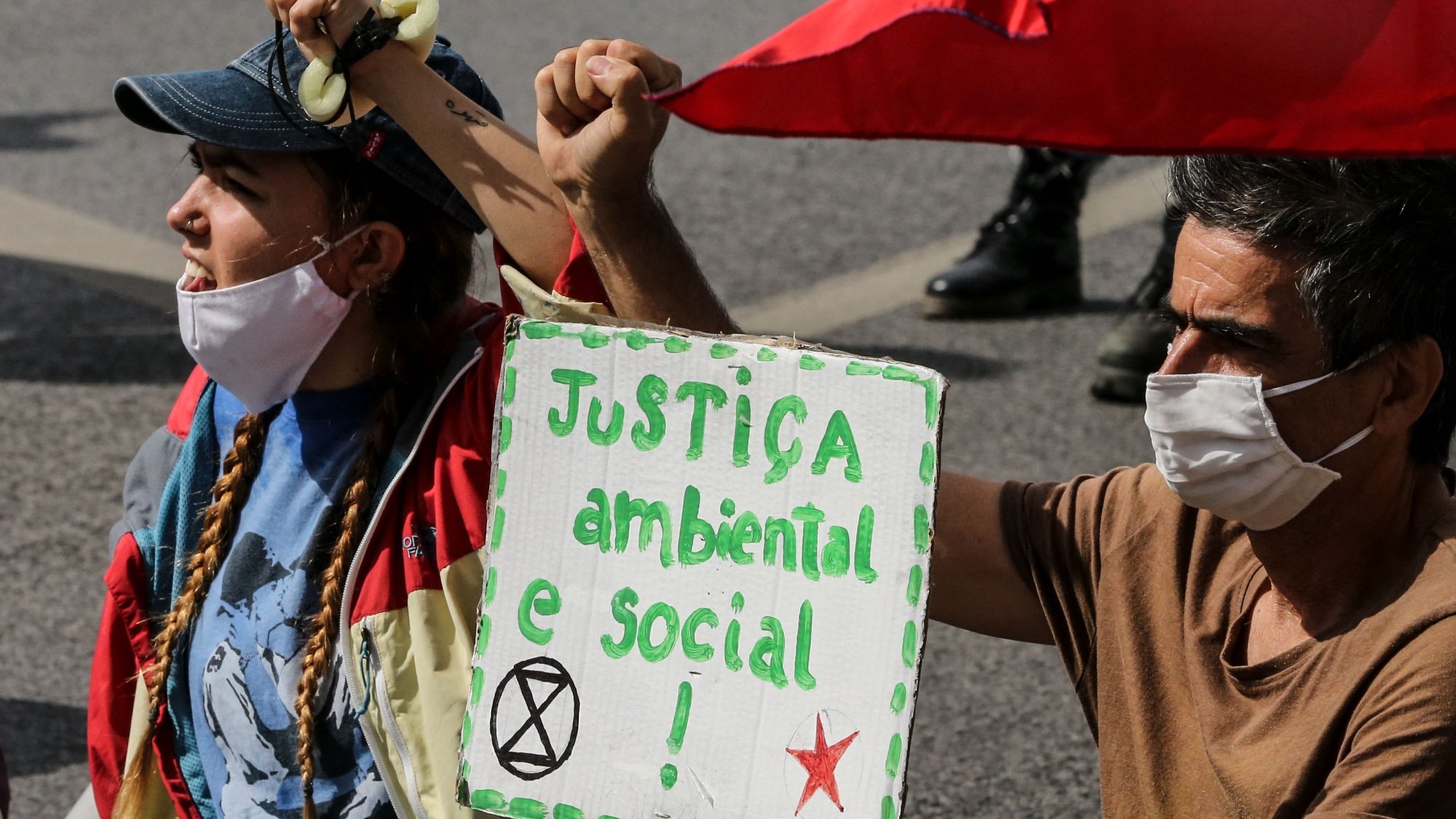 Manifestantes contra a destruição climática, o desemprego, a crise económica e o Governo