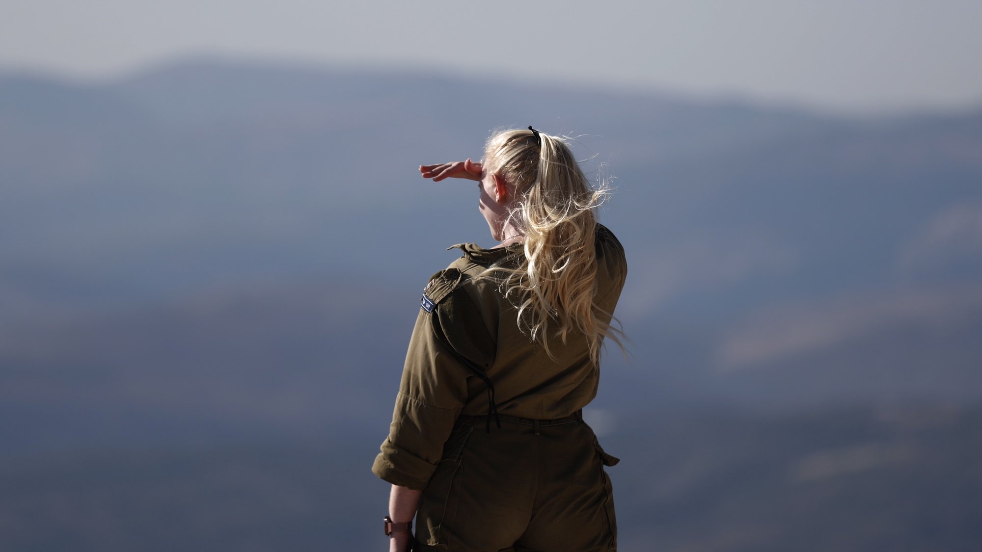 Um soldado de Israel observa a fronteira e as vilas no sul do Libano. 16 de agosto de 2021