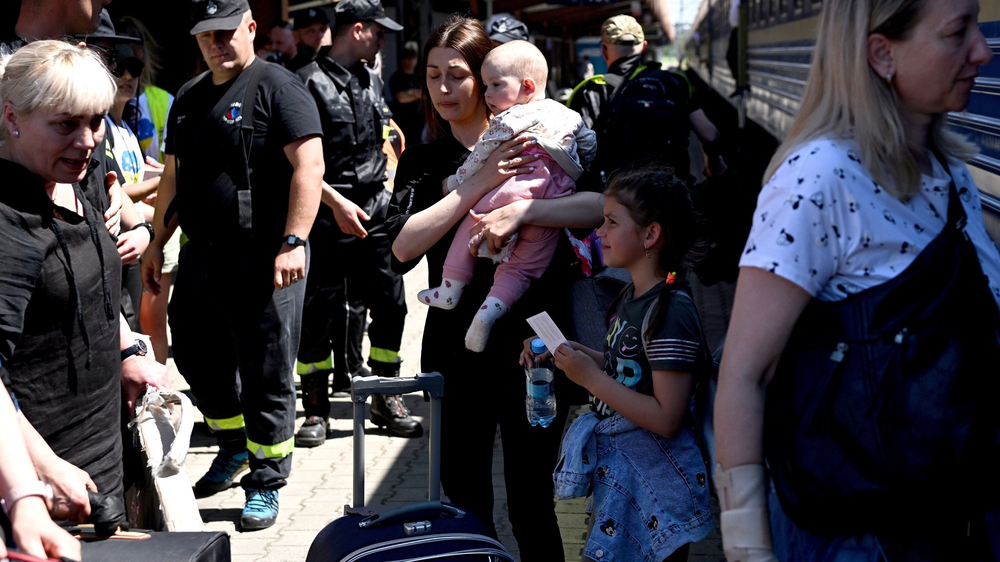 epa09942804 Ukrainian refugees of a passenger train from Odessa arrive at the train station in Przemysl, southeastern Poland, 12 May 2022. Since 24 February, when Russia invaded Ukraine, 3,317,000 million people have crossed the Polish-Ukrainian border into Poland, the Polish Border Guard has reported on 12 May morning.  EPA/DAREK DELMANOWICZ POLAND OUT