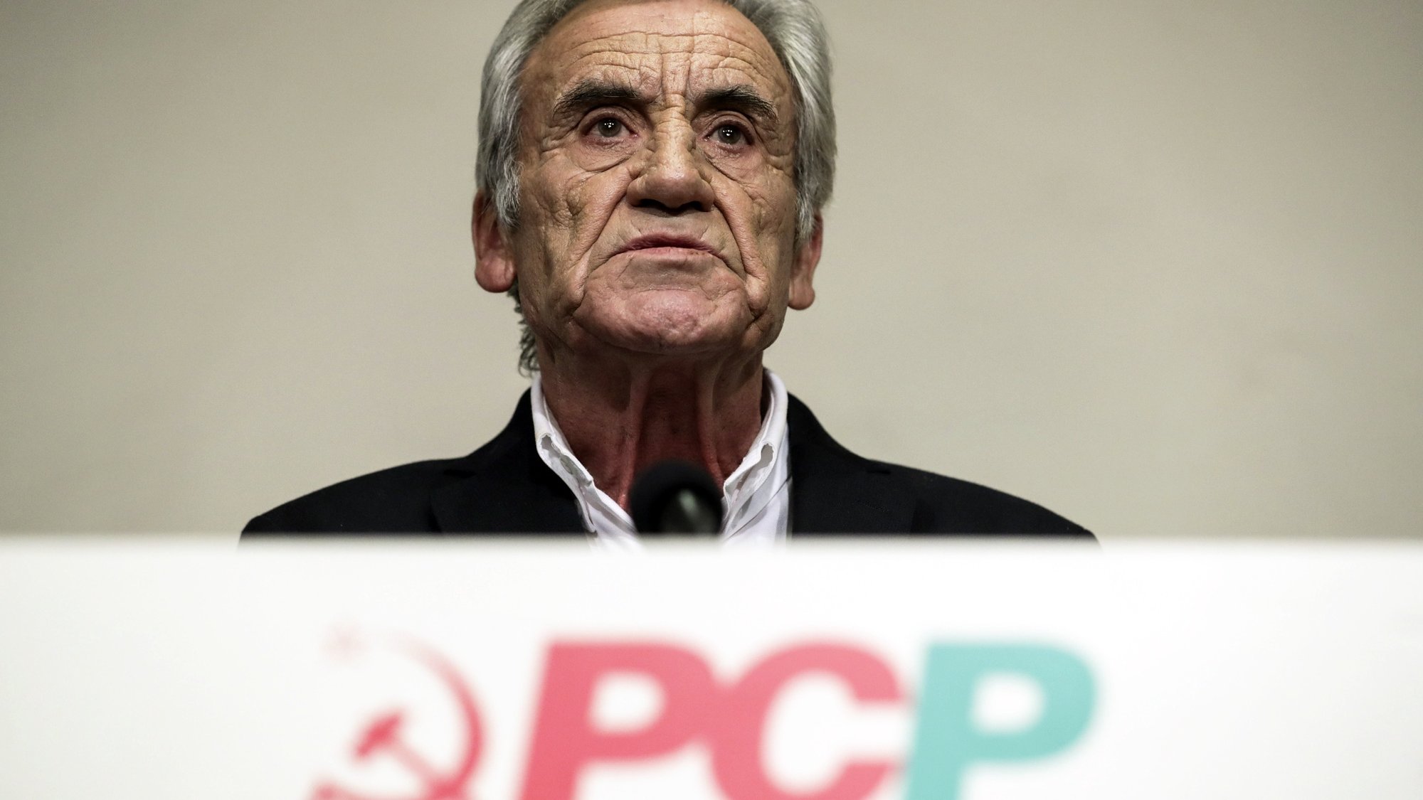 O secretário-geral do Partido Comunista Português (PCP), Jerónimo de Sousa, durante a conferência de imprensa para apresentação das principais conclusões da reunião do comité central sobre o Orçamento do Estado para 2022, na sede do partido em Lisboa, 25 de outubro de 2021. O PCP vai votar contra a proposta de Orçamento do Estado para 2022 (OE2022) na generalidade, anunciou hoje o secretário-geral do partido Jerónimo de Sousa, sustentando que o país “não precisa de Orçamento qualquer”. TIAGO PETINGA/LUSA