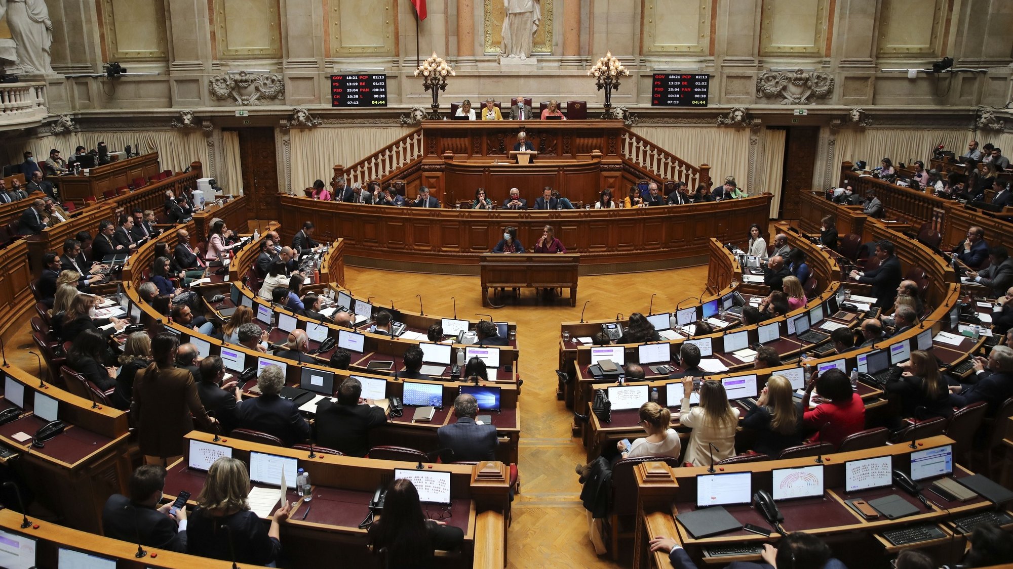 A ministra da Saúde, Marta Temido, intervém no debate sobre Orçamento do Estado de 2022, na Assembleia da República, em Lisboa, 29 de abril de 2022. MANUEL DE ALMEIDA/LUSA
