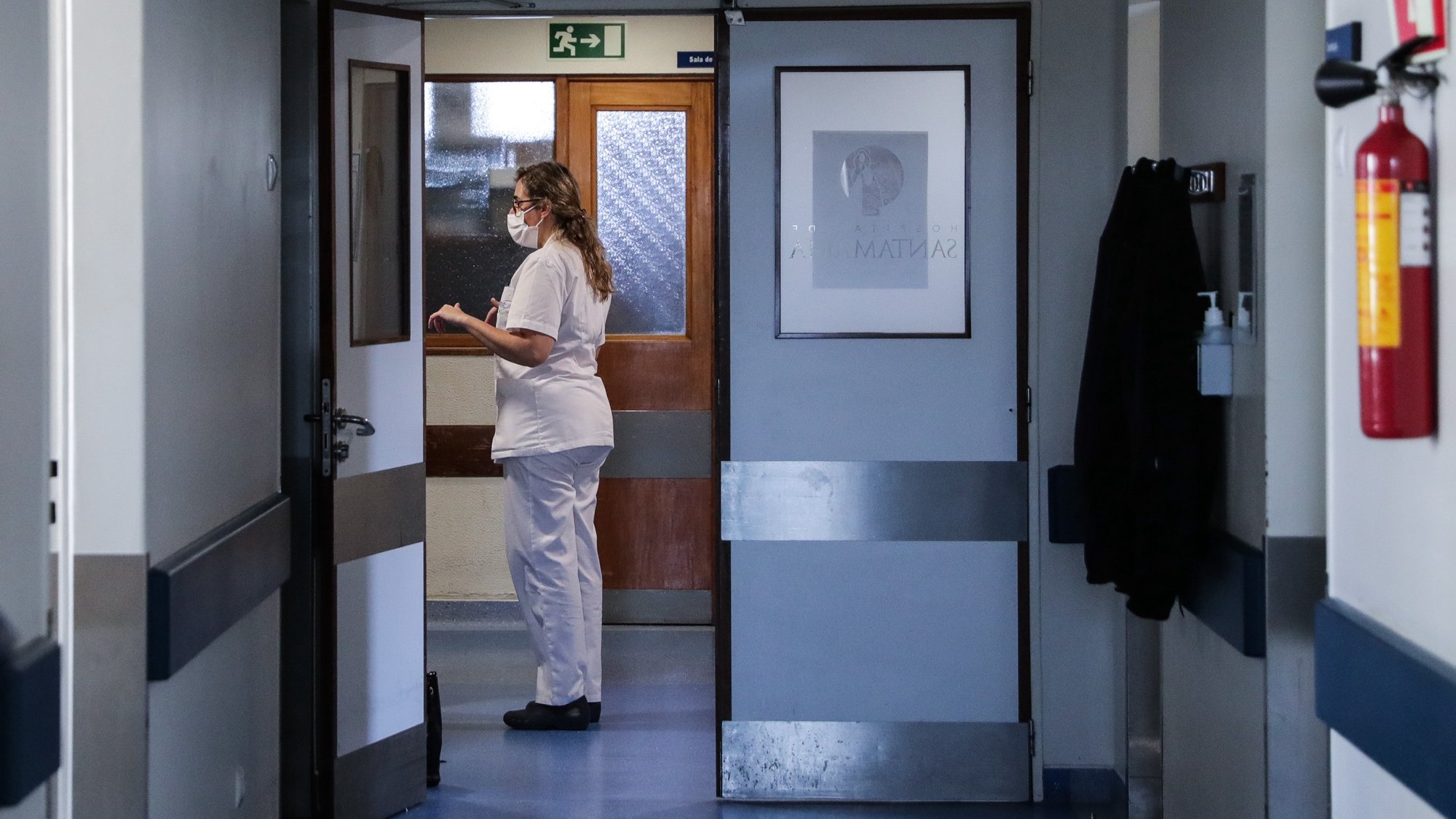 Uma técnica de saúde numa ala do Hospital de Santa Maria, em Lisboa, 03 de maio de 2022. (ACOMPANHA TEXTO DA LUSA DO DIA 06 DE MAIO DE 2022). TIAGO PETINGA/LUSA
