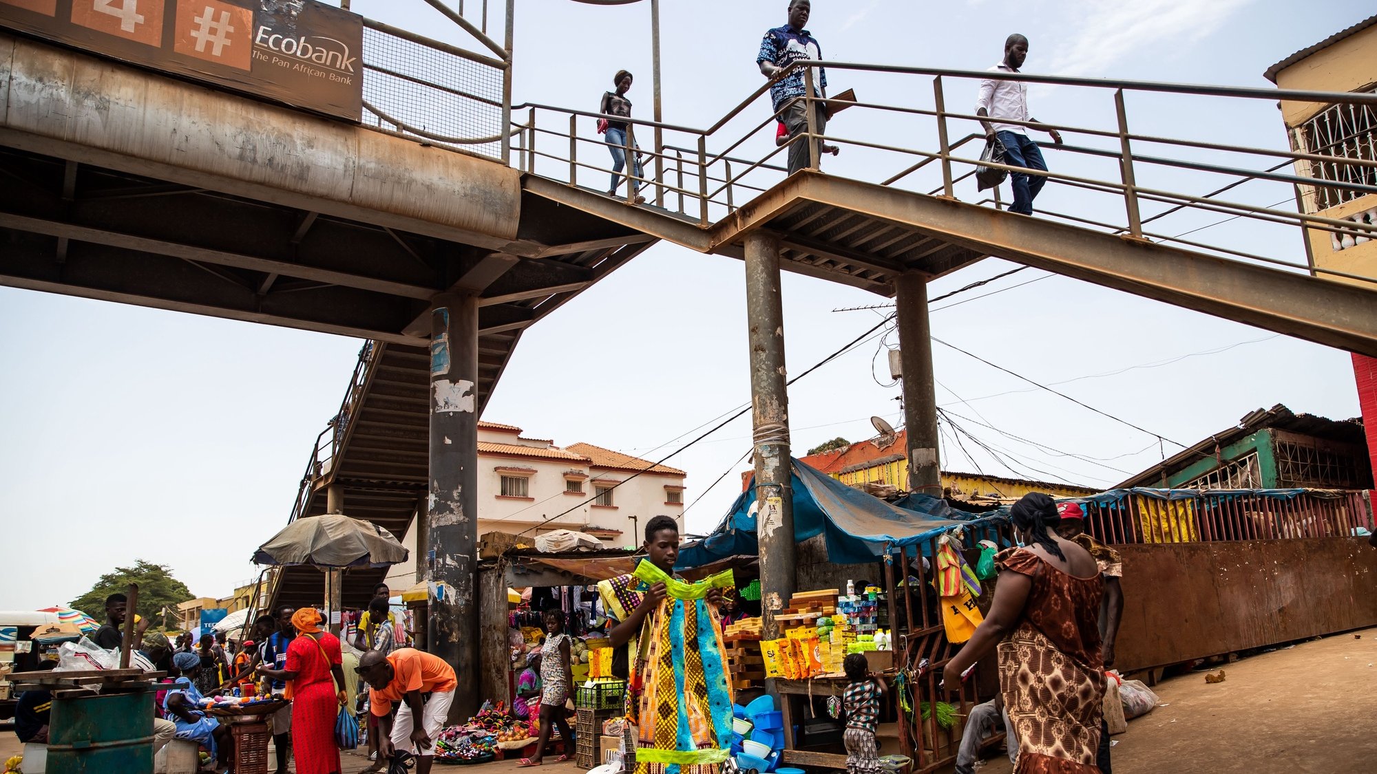 Comerciantes e populares no Mercado Bandim, em Bissau, na Guiné-Bissau, 16 de maio de 2021. JOSÉ SENA GOULÃO/LUSA