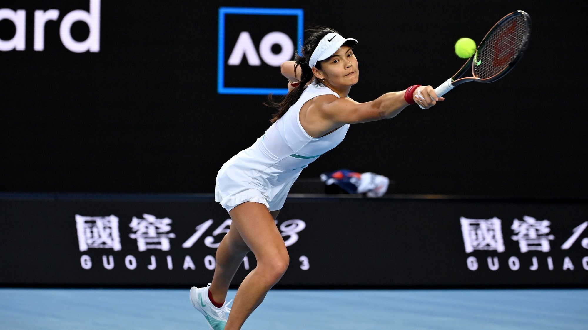 Emma Raducanu em ação na segunda ronda do Open da Austrália contra Danka Kovinic
