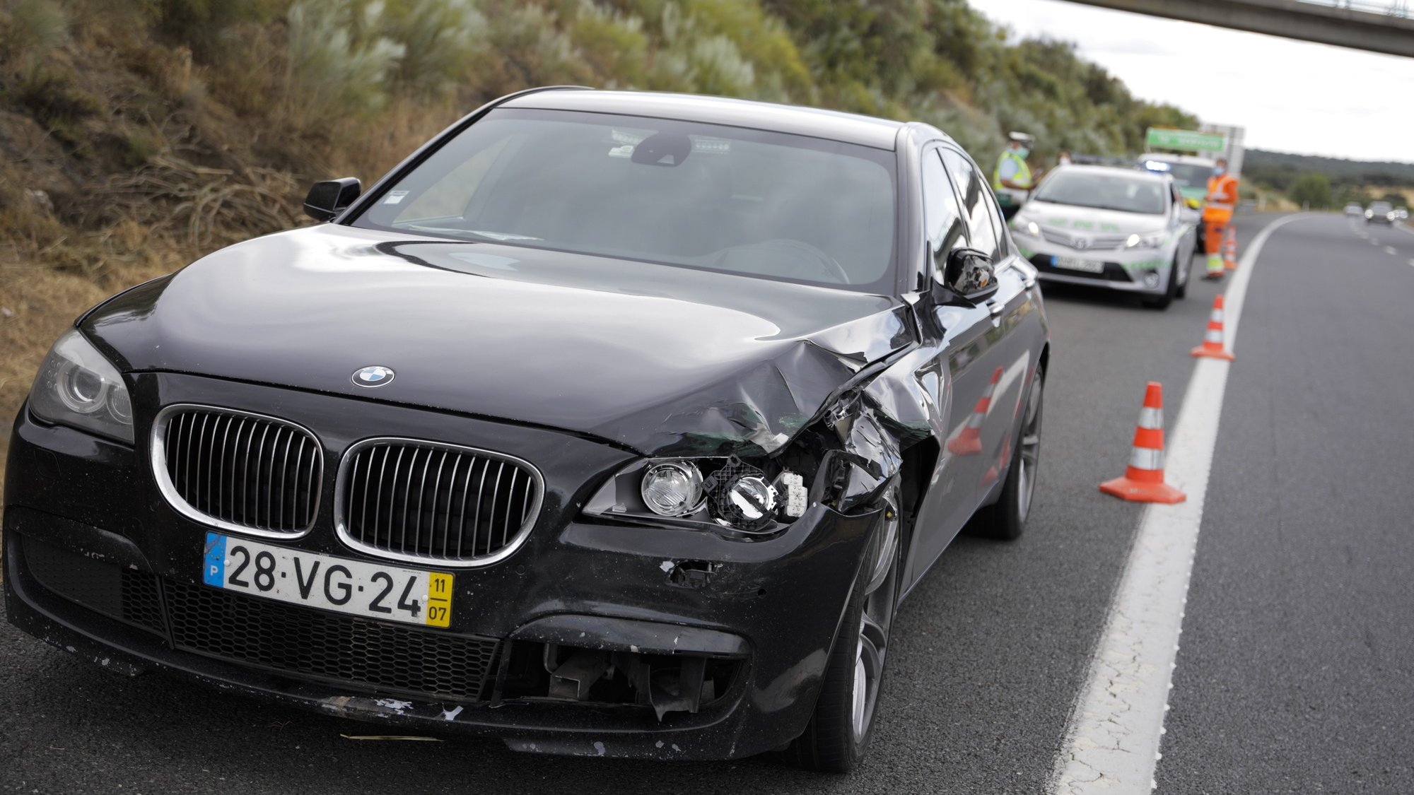 O carro onde seguia o ministro da Administração  Interna, Eduardo Cabrita, estacionado no A6 no seguimento de um acidente que envolveu uma vitima mortal por atropelamento, Évora, 18 de junho de 2021. PAULO CUNHA /LUSA