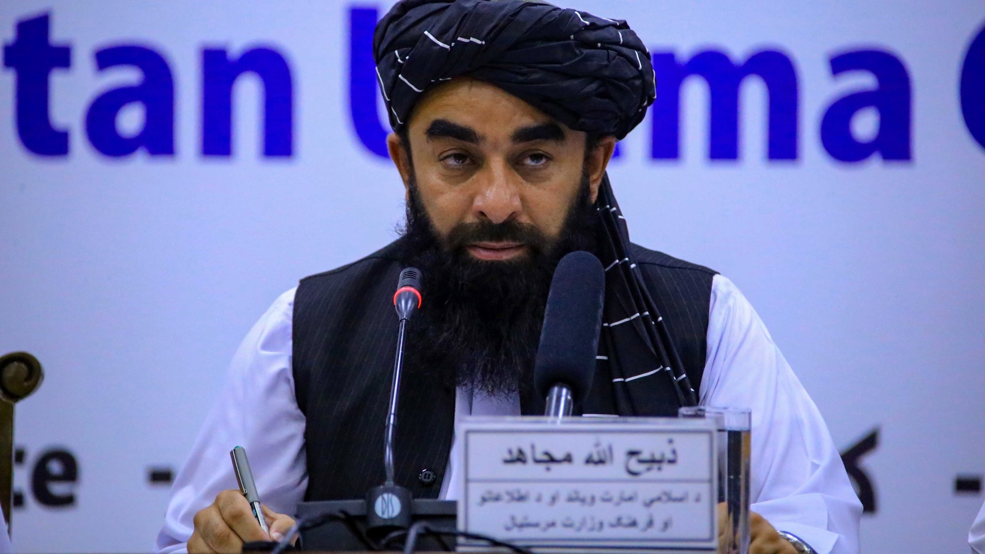 epa10044361 Zabiullah Mujahid, Taliban spokesman talks with journalists as they brief them about Loya Jirga (Grand Assembly), in Kabul, Afghanistan, 30 June 2022. A brief gunfire triggered chaos at a grand assembly of religious scholars from across Afghanistan on 30 June, the first such gathering hosted by the de facto Taliban government since it took over in August 2021. Many Afghans have demanded a more inclusive government with representation of different political, ethnic, and social groups, apart from urging the Taliban to respect the social progress and symbolism developed over the last two decades following the United States&#039; invasion.  EPA/STRINGER