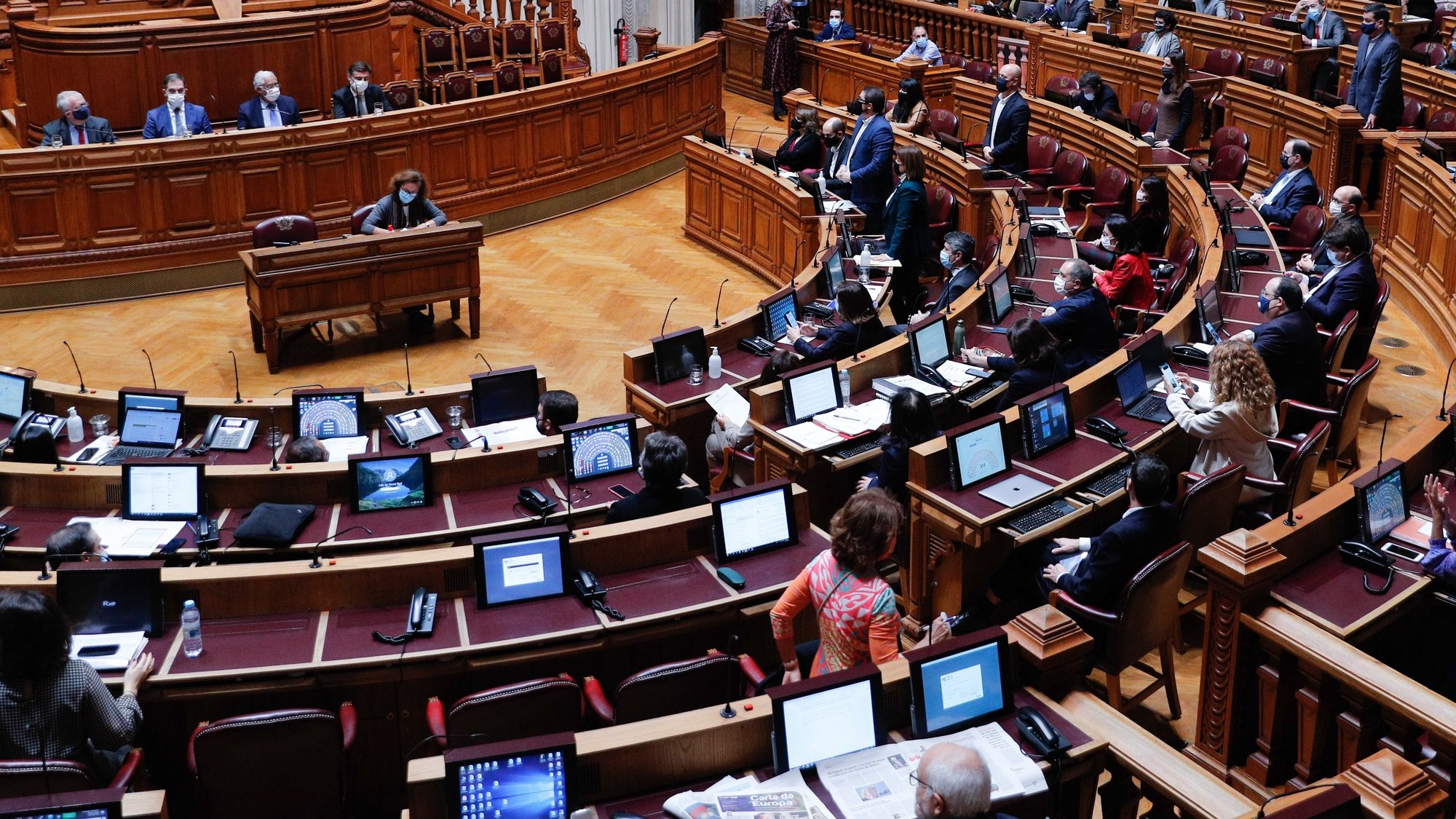 Deputados do Partido Comunista Português (PCP) votam contra o pedido de autorização de renovação do estado de emergência na Assembleia da República, em Lisboa, 20 de novembro de 2020. ANTÓNIO COTRIM/LUSA