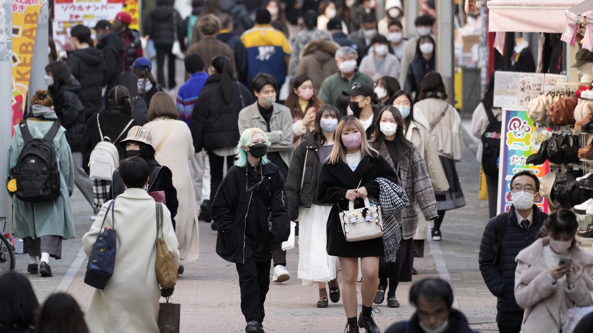 epa09724527 Pedestrians wearing protective face masks crowd a street at the Omotesando fashion district in Tokyo, Japan, 03 February 2022. Japan confirmed the number of daily coronavirus cases crossed the 100,000 mark for the first time as the Omicron variant is spreading across the country. Also, the total number of people infected with the coronavirus in Japan since the start of the pandemic has exceeded 3 million.  EPA/FRANCK ROBICHON