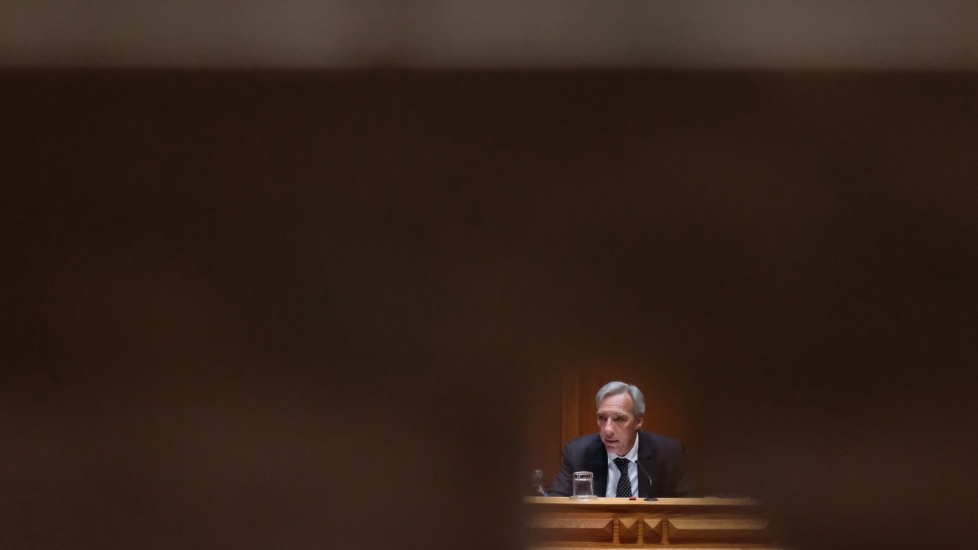 O ministro dos Negócios Estrangeiros, João Gomes Cravinho, durante a sua audição na Comissão de Orçamento e Finanças no âmbito da apreciação, na especialidade, da Proposta de Lei n.º 4/XV/1.ª (GOV) — Aprova o Orçamento do Estado para 2022, na Assembleia da República, em Lisboa, 2 de maio de 2022. MÁRIO CRUZ/LUSA