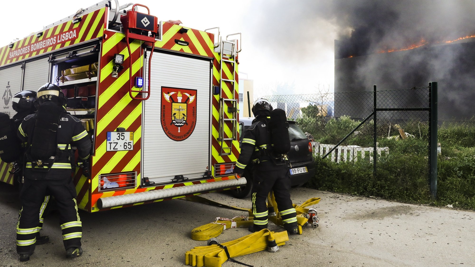 Bombeiros combatem um incêndio que deflagrou hoje ao fim da manhã num armazém de pneus na Azinhaga da Torre do Fato, em Telheiras, Lisboa, 15 de março de 2022. O incêndio levou à evacuação de habitações contíguas, onde já chegou o fogo. JOÃO RELVAS/LUSA