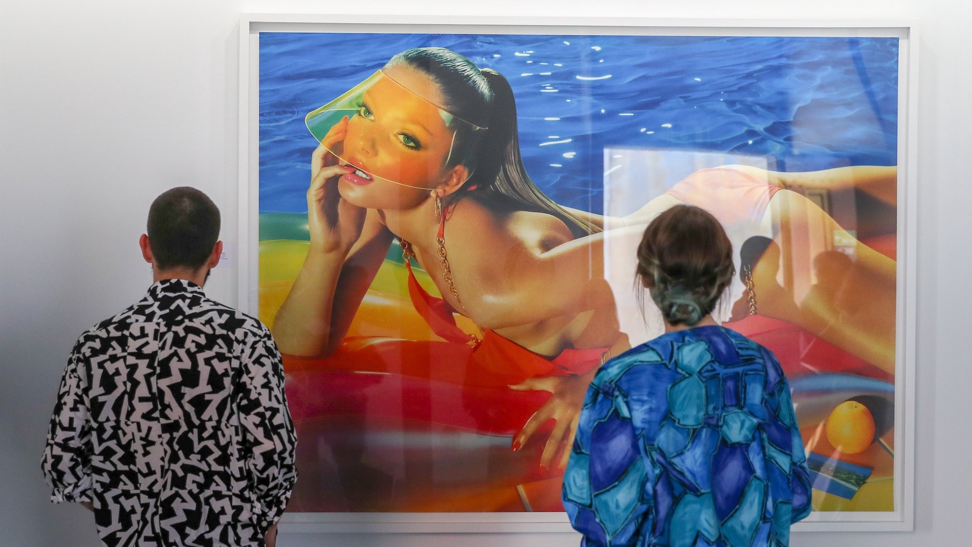 Visitantes observam uma das obras em exposição durante a inauguração oficial da ARCOlisboa 2019 no Espaço Opening, na Cordoaria Nacional, em Lisboa, 15 de maio de 2019. ANTÓNIO COTRIM/LUSA