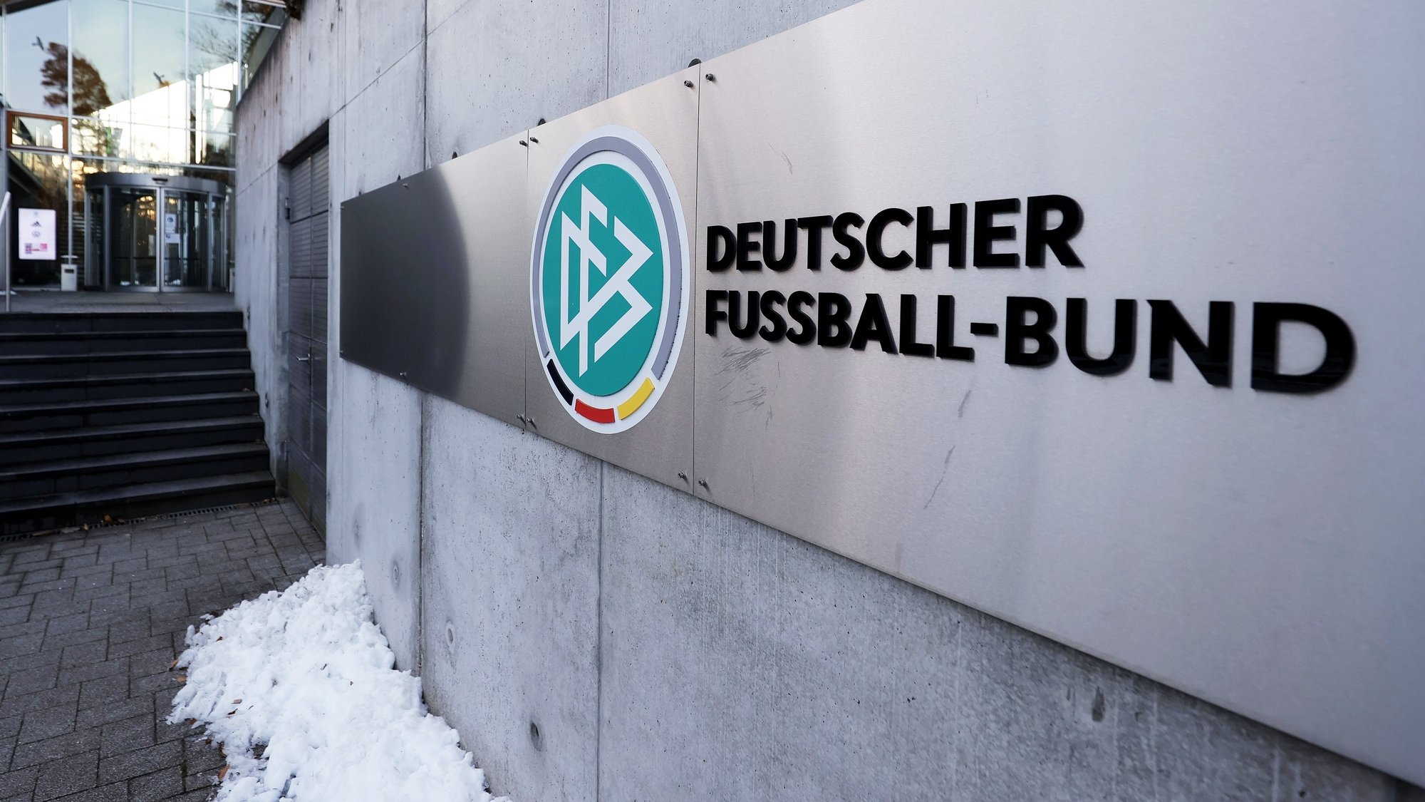 epa09798496 (FILE) - The German football federation (DFB) logo is seen at the entrance to the federation&#039;s  headquarters in Frankfurt, Germany, 15 January 2021 (re-issued 03 March). The district attorney office in Frankfurt am Main on 03 March 2022 openend an investigation against a former official of the DFB for suspected embezzlement. Offices at the DFB headquarters were searched, private accommodation and offices of businesses connected to the case. The name of the former official has not been released.  EPA/RONALD WITTEK *** Local Caption *** 56620362