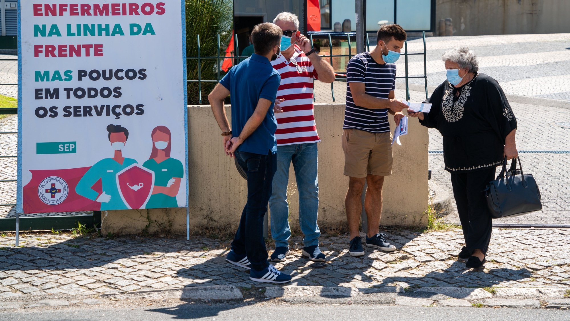 Enfermeiros concentraram-se à entrada do Instituto Português de Oncologia (IPO), convocada pelo Sindicato dos Enfermeiros Portugueses (SEP), para exigir a harmonização de direitos para enfermeiros com CIT, em Coimbra, 05 de agosto de 2020. SÉRGIO AZENHA/LUSA