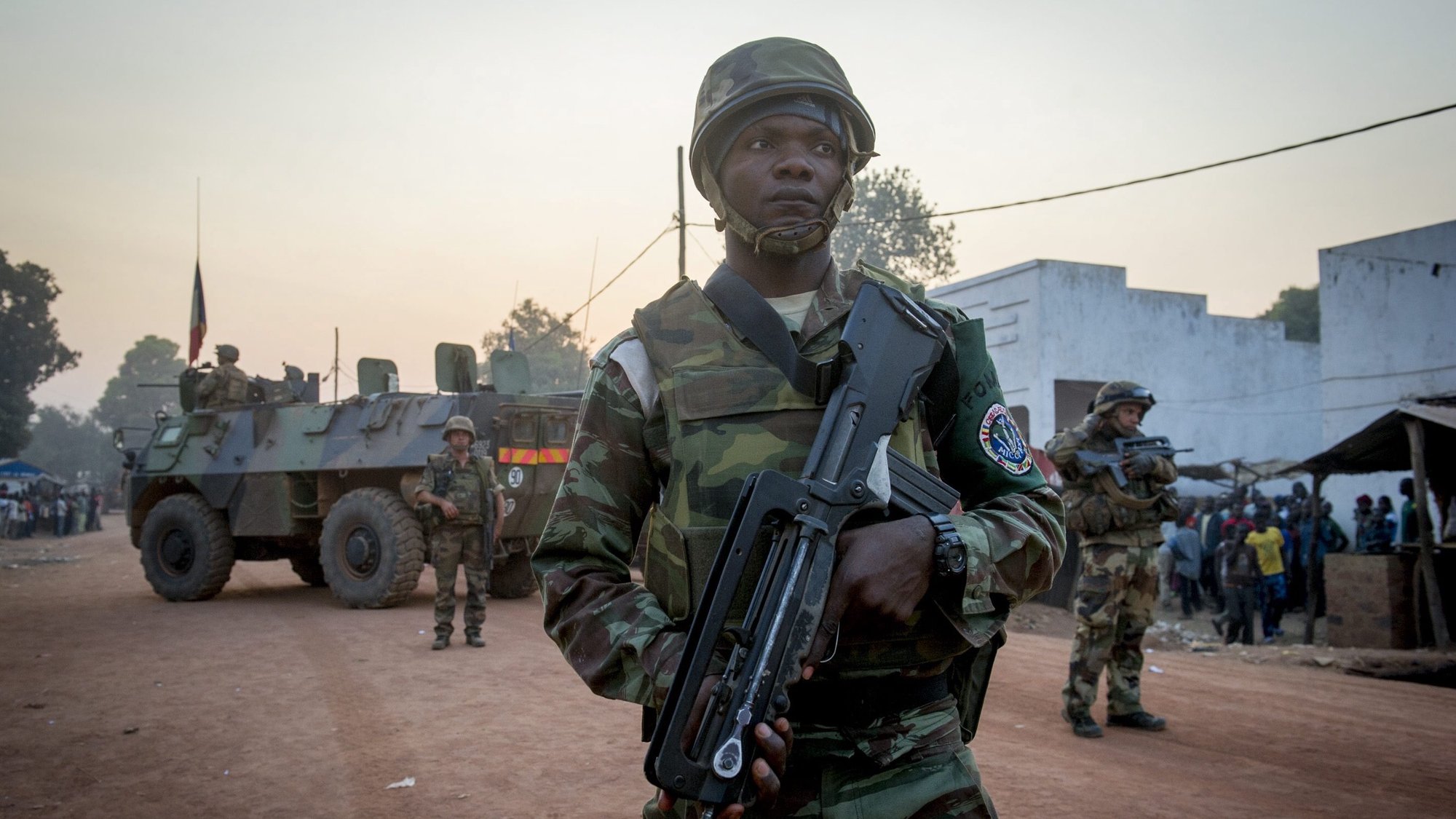 epa04002671 A picture made available by the French Army Communications Audiovisual office (ECPAD) on 28 December 2013 shows French soldiers of the MISCA unit patrolling the streets of Paoua, Central African Republic on 27 December 2013. French troops are engaged in Operation Sangaris in Central African Republic to stem the growing sectarian violence and chaos since rebel leader Michel Djotodia ousted president Francois Bozize earlier this year.  EPA/EMA / ECPAD / HANDOUT  HANDOUT EDITORIAL USE ONLY