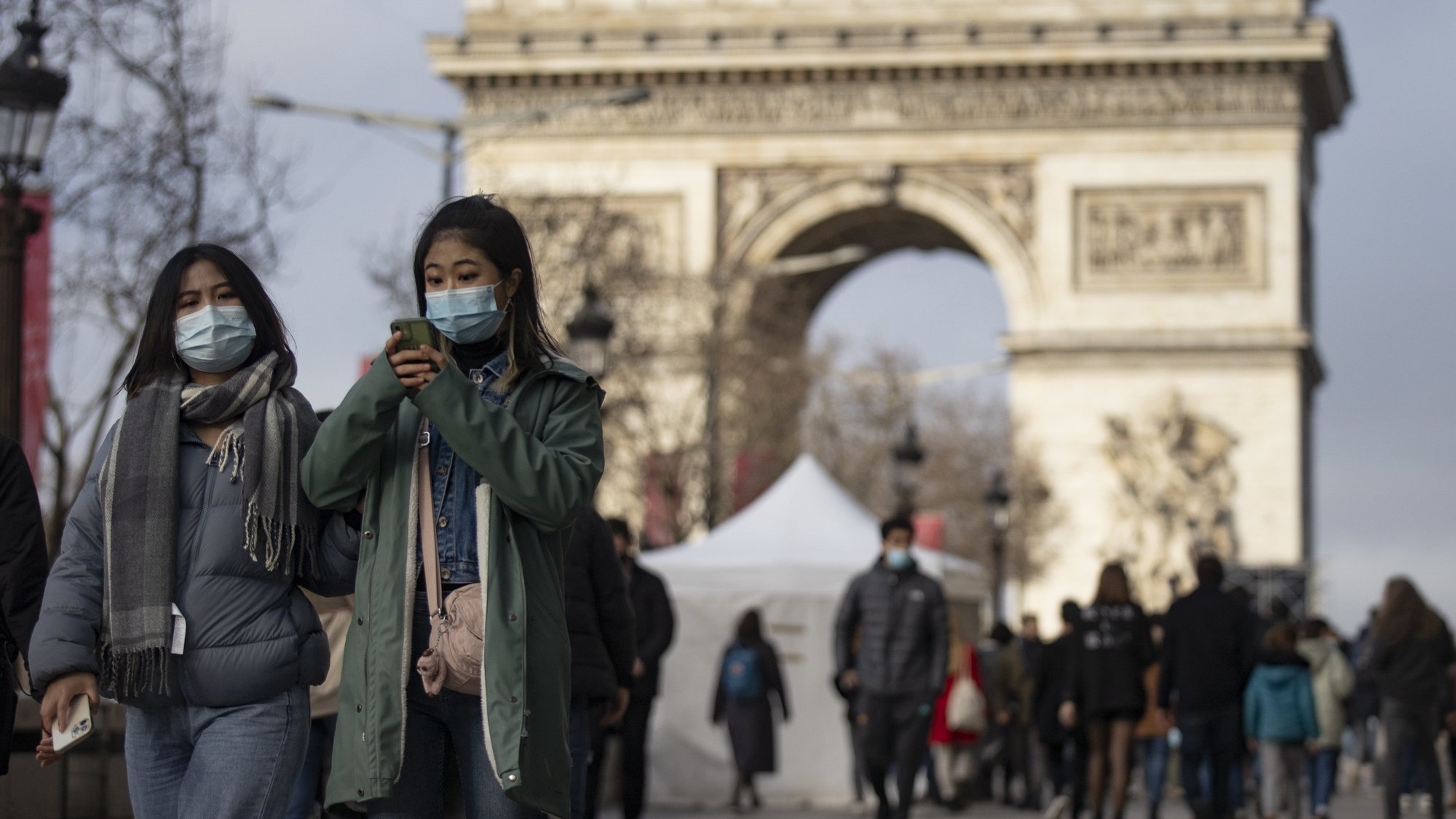 A pandemia em Paris, com cidadãos a utilizar a máscara