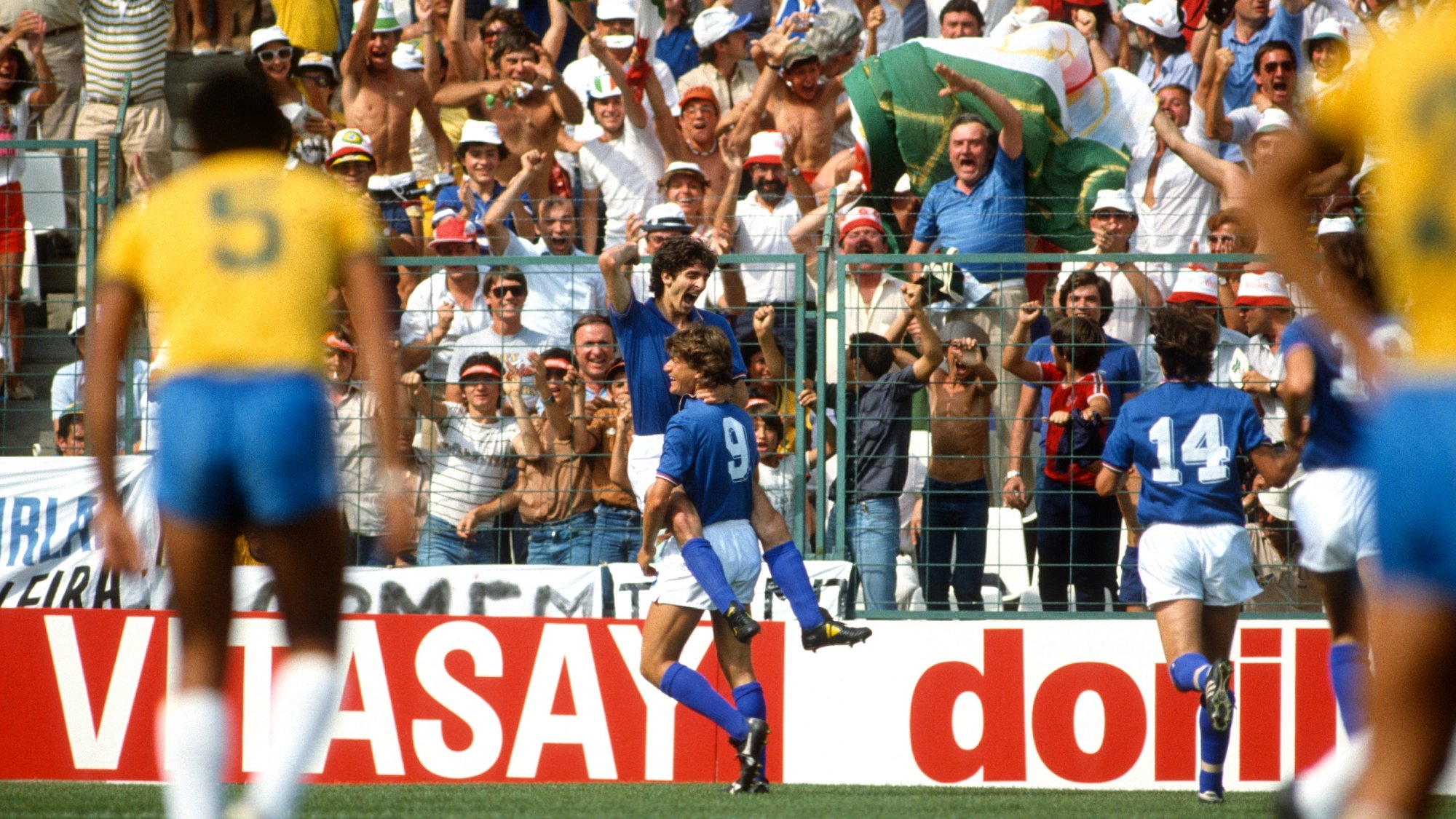Paolo Rossi marcou os três primeiros golos no Mundial de 1982 frente ao Brasil, bisando depois nas meias com a Polónia e marcando mais um na final com a RFA