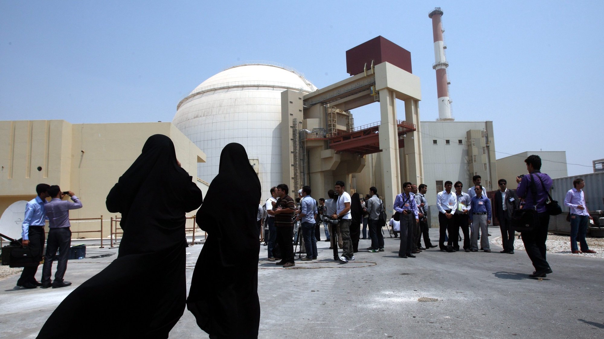 epa05070462 (FILE) A file picture dated 21 August 2010 shows Iranian security officials of the Bushehr nuclear plant wearing the Islamic black gown (Chador), looking at members of the media in front of the plant in Bushehr, southern Iran. Media reports on 15 December 2015 state that the 35 countries on the governing board of the International Atomic Energy Agency (IAEA) unanimously took note of the agency&#039;s recent final report on its inquiry, which found that Iran had conducted various nuclear weapons research projects that have now ended.  EPA/ABEDIN TAHERKENAREH *** Local Caption *** 52054293