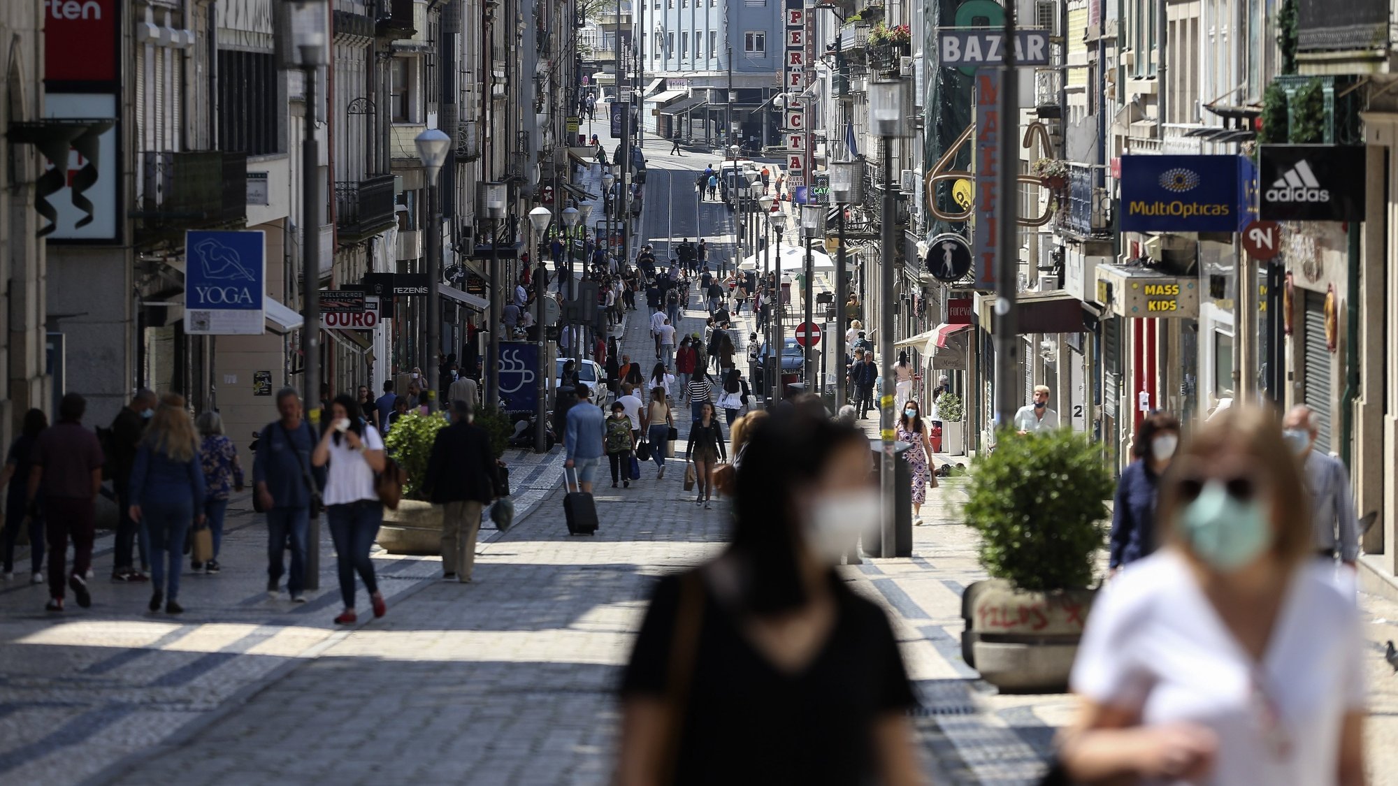 General view of a shopping street on the first day after relief from emergency measures due to covid-19, in Porto, Portugal, 18 May 2020. On 15th May, the government approved new measures that come into force on Monday, including the resumption of visits to users of old people&#039;s homes, the reopening of kindergarten, face-to-face classes for the 11th and 12th grade and the reopening of some street shops, cafes, restaurants, museums, monuments, and palaces. The return of the community religious ceremonies is planned for May 30 and the opening of the beaches for 6th June. JOSE COLEHO/LUSA