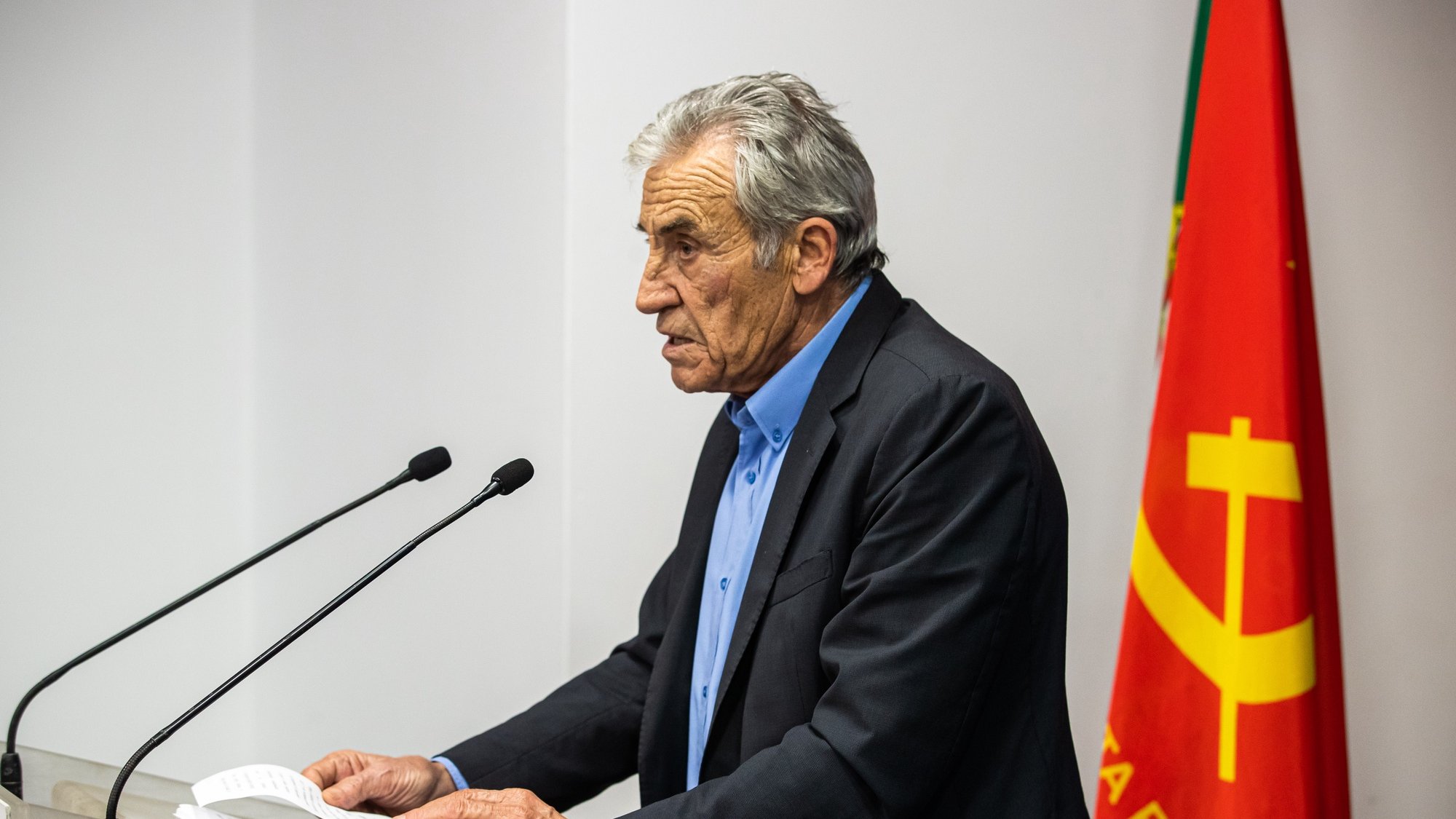 O secretário-geral do Partido Comunista Português, Jerónimo de Sousa, usa da palavra no final da mesa redonda &quot;Energia e recursos na transição energética. Soberania, segurança, ambiente e desenvolvimento&quot;, em Lisboa, 17 de maio de 2022. JOSÉ SENA GOULÃO/LUSA