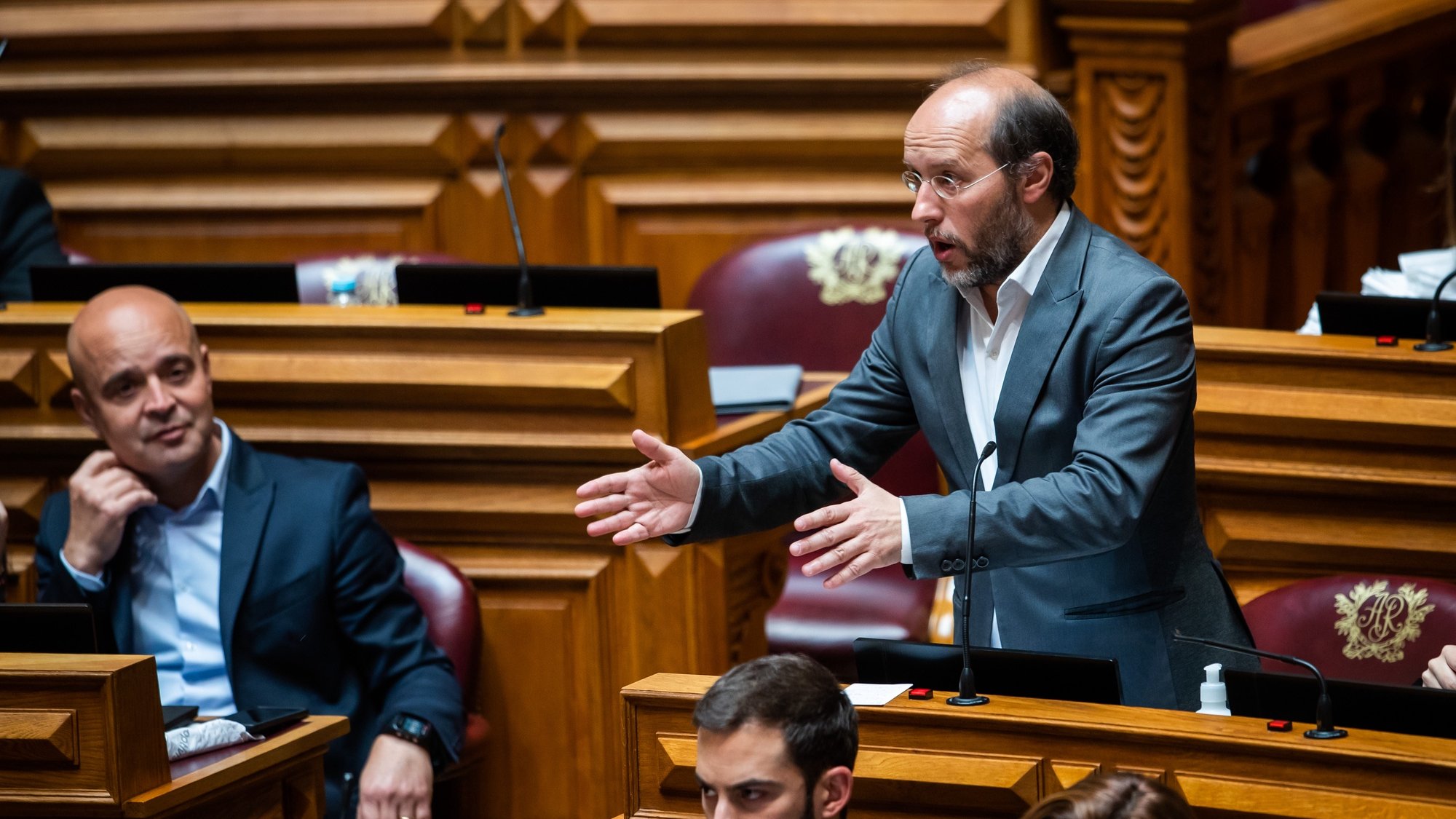 O deputado do Livre Rui Tavares intervém no debate sobre Orçamento do Estado de 2022, na Assembleia da República, em Lisboa, 29 de abril de 2022. JOSÉ SENA GOULÃO/LUSA