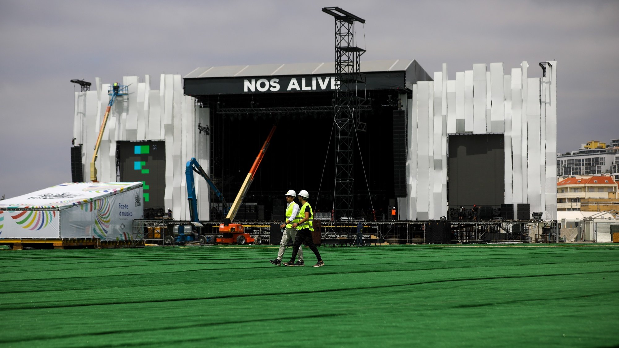 O palco principal do NOS Alive, durante uma visita de imprensa ao recinto do festival Nos Alive, que decorre de 06 a 08 de Julho, no Passeio Marítimo de Algés, 04 de julho de 2022. JOSÉ SENA GOULÃO/LUSA