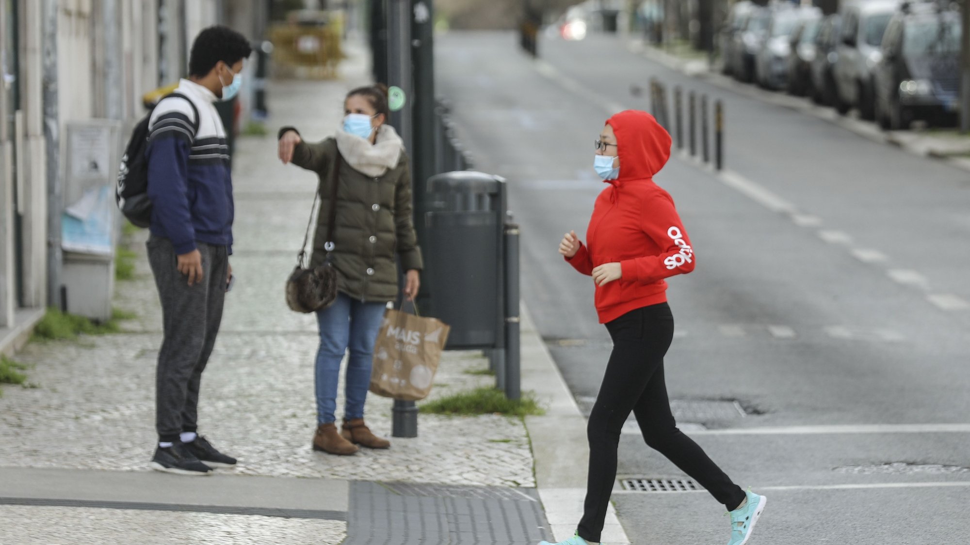 Uma mulher corre junto ao Saldanha em Lisboa, durante período com medidas de restrição impostas pelo novo confinamento, na sequência da pandemia de Covid-19, 30 de janeiro de 2021. MIGUEL A. LOPES/LUSA