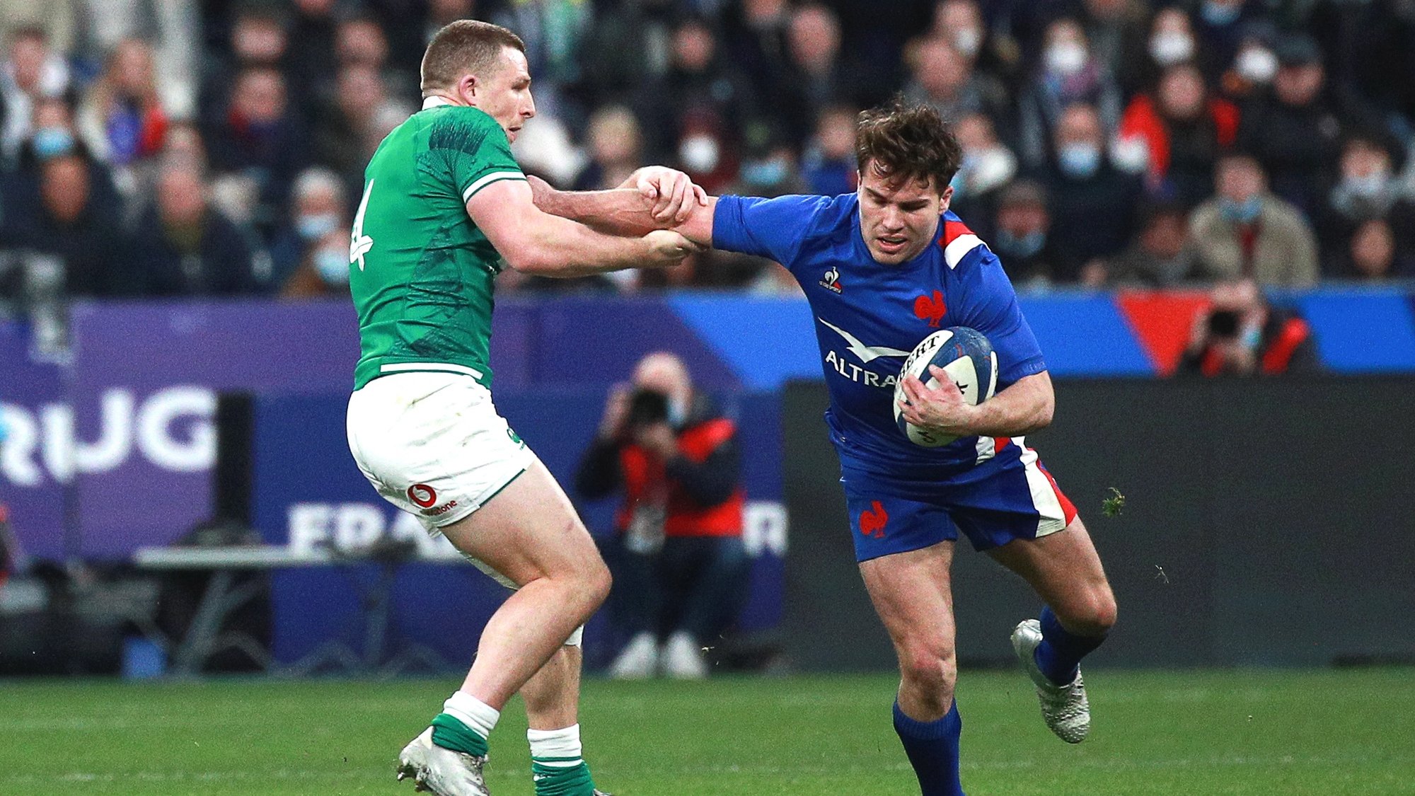 epa09750651 France&#039;s Antoine Dupont (R) and Ireland&#039;s Tadhg Beirne (L) in action during the Six Nations round 2 rugby match between France and Ireland in Saint-Denis, outside Paris, France, 12 February 2022.  EPA/Mohammed Badra