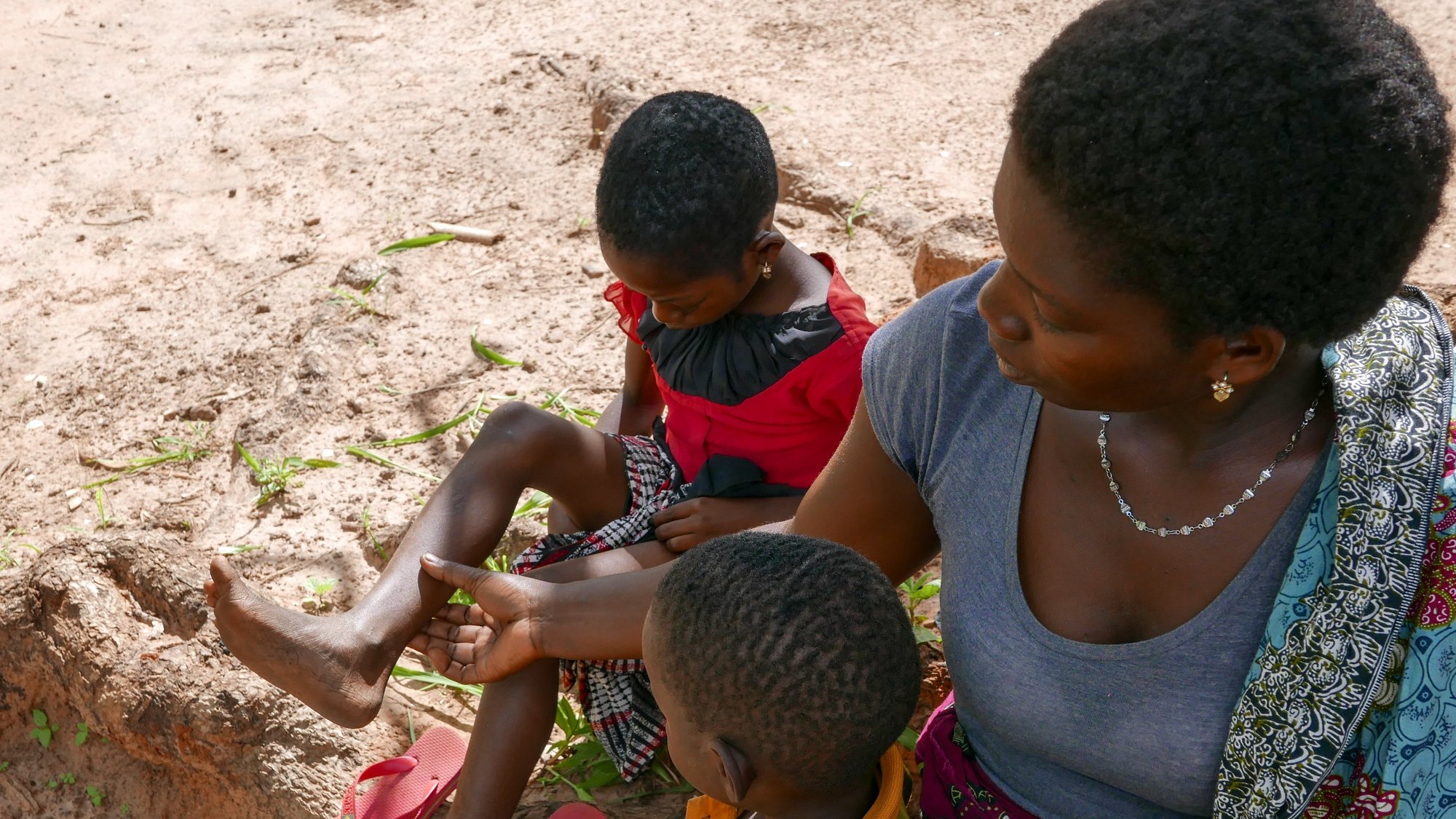 Denise João, 27 anos, fez 100 quilómetros a pé com os dois filhos durante quatro dias até conseguir transporte para longe de Palma, vila atacada por grupos armados no norte de Moçambique, Montepuez, Moçambique, 05 de abril de 2021. (ACOMPANHA TEXTO) LUIS FONSECA/LUSA