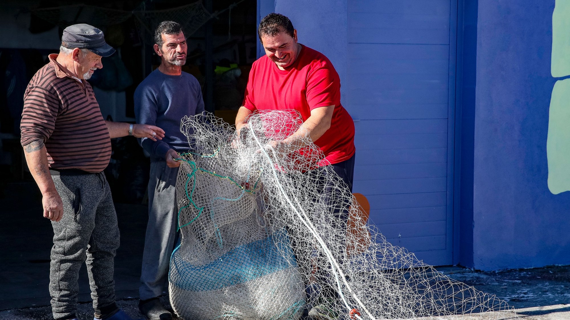 Pescadores puxam a rede biodegradável criada pelo projeto UCMAR, da Universidade de Coimbra, que irá ser testada para promover a sustentabilidade da pesca artesanal e a proteção dos oceanos, Porto de Pesca da Figueira da Foz, 10 de novembro de 2021. (ACOMPANHA TEXTO DE 14/11/2021) PAULO NOVAIS/LUSA