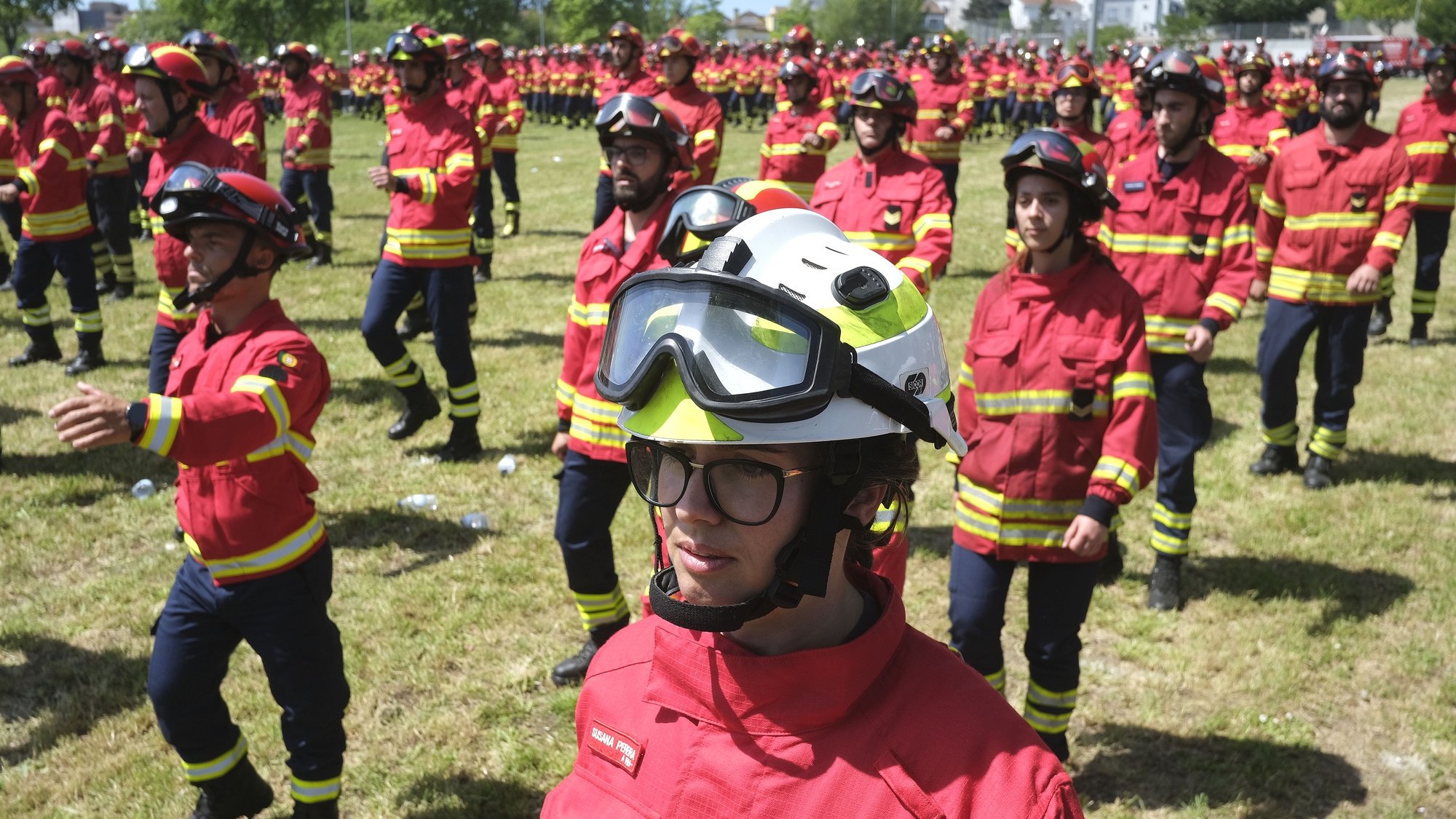 Desfile de bombeiros e de equipamento durante a cerimónia de apresentação da Força de Bombeiros de Portugal que decorreu no Porto, 8 de maio de 2022.  FERNANDO VELUDO/LUSA