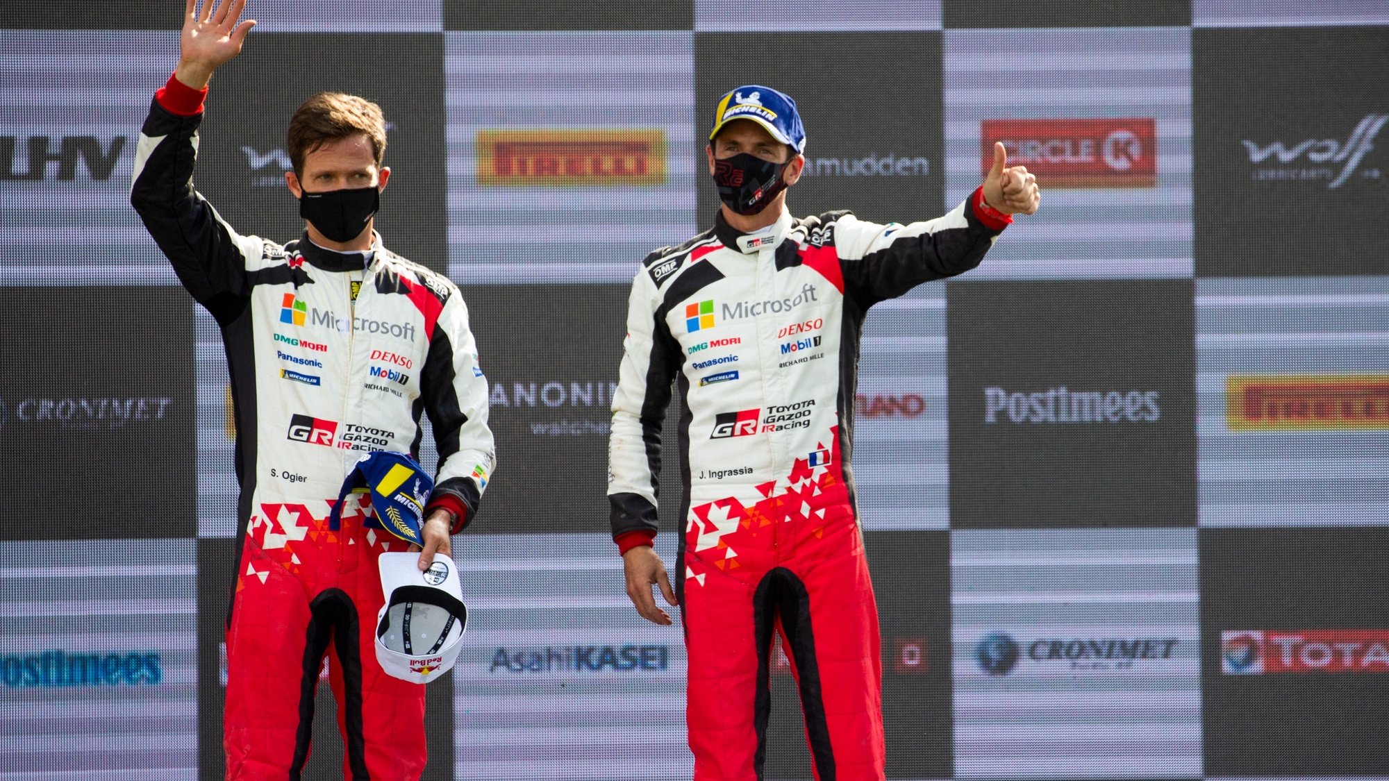 O terceiro classificado Sebastien Ogier e o seu co-piloto Julien Ingrassia no pódio do Rali Estónia 2020