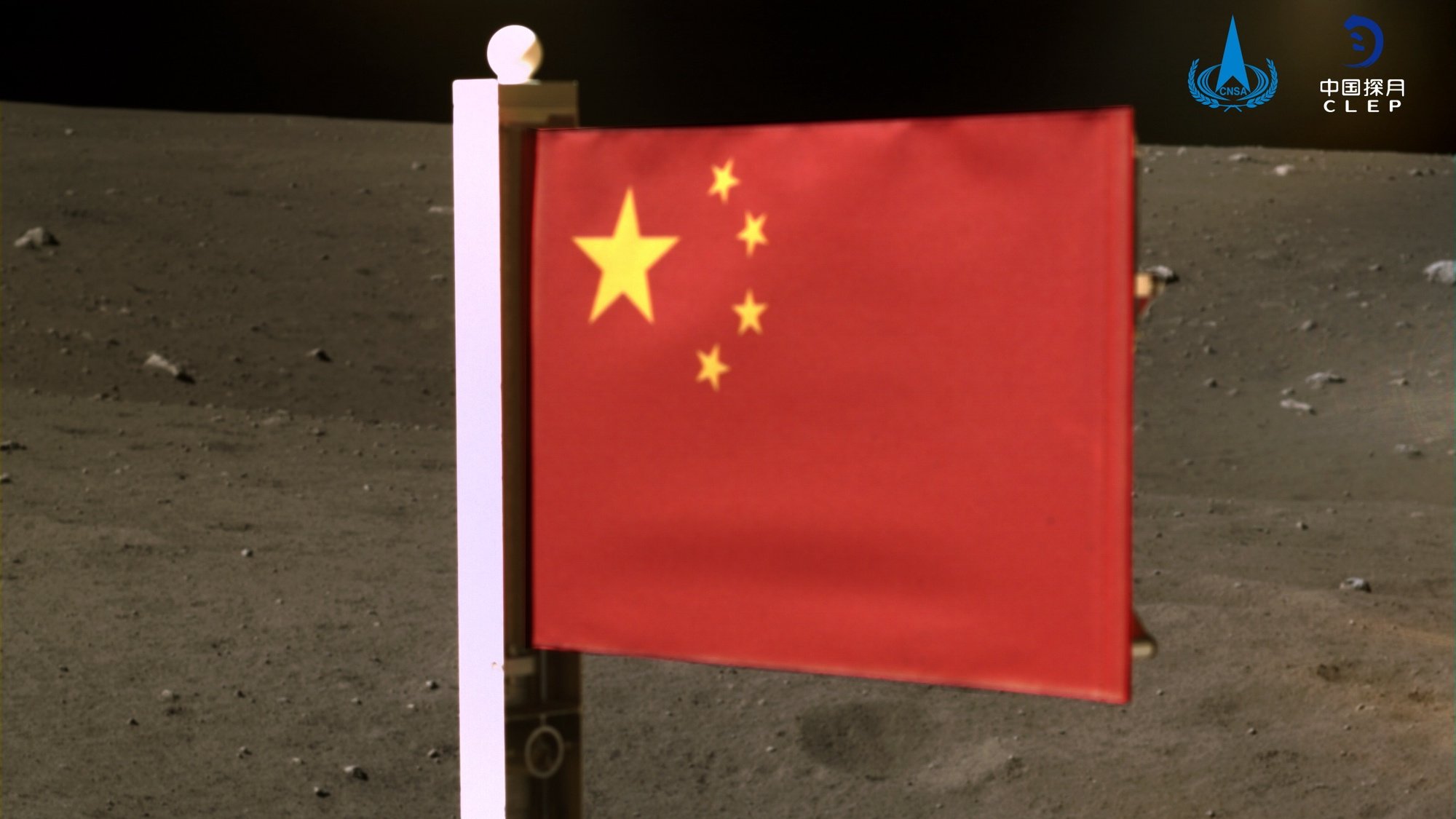 epa08861587 A handout photo made available by the China National Space Administration (CNSA) on 04 December 2020 and taken by a panoramic camera installed on the lander-ascender combination of the probe, before the ascender blasted off from the moon with lunar samples, shows China&#039;s national flag unfurled from the Chang&#039;e-5 probe on the moon on 03 December 2020.  EPA/CHINA NATIONAL SPACE ADMINISTRATION / HANDOUT HANDOUT EDITORIAL USE ONLY HANDOUT EDITORIAL USE ONLY/NO SALES