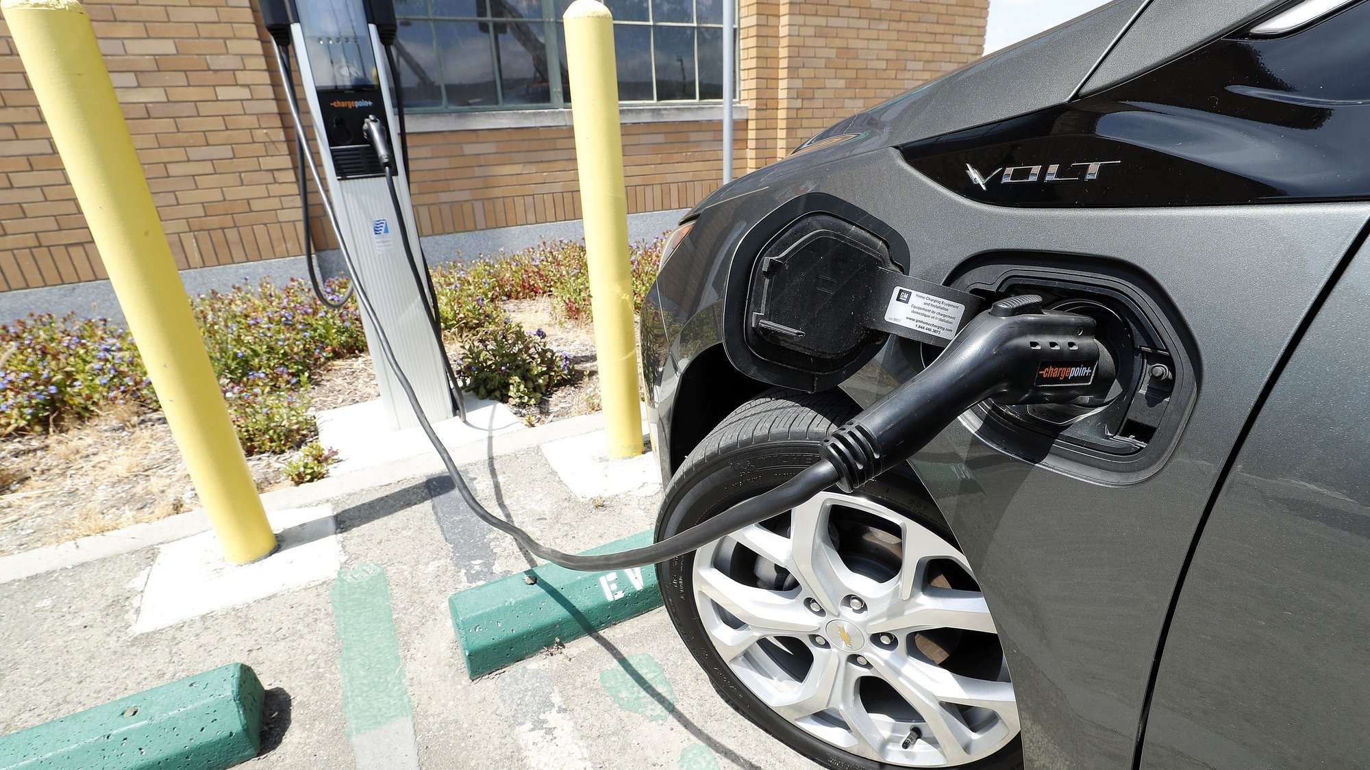 epa08694040 (FILE) - An electric hybrid car charges at a ChargePoint Inc. charging station in Richmond, California, USA, 10 August 2019, California, USA, 12 August 2019 (reissued 24 September 2020). ChargePoint Inc. on 24 September 2020 said it would merge with Switchback Energy Acquisition Corp. and by doing so go public. The company said ChargePoint&#039;s President and CEO Pasquale Romano and existing leadership team are to lead combined company.  EPA/JOHN G. MABANGLO *** Local Caption *** 55393137