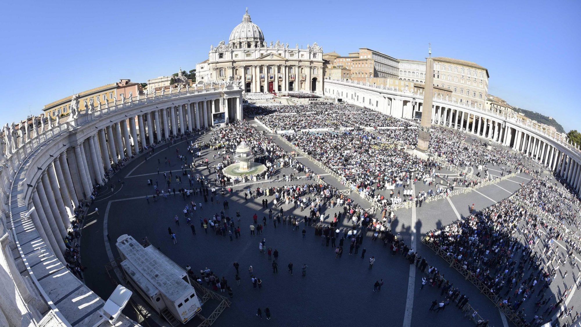 Uma vista panoramica celebra o Papa Francisco no Vaticano