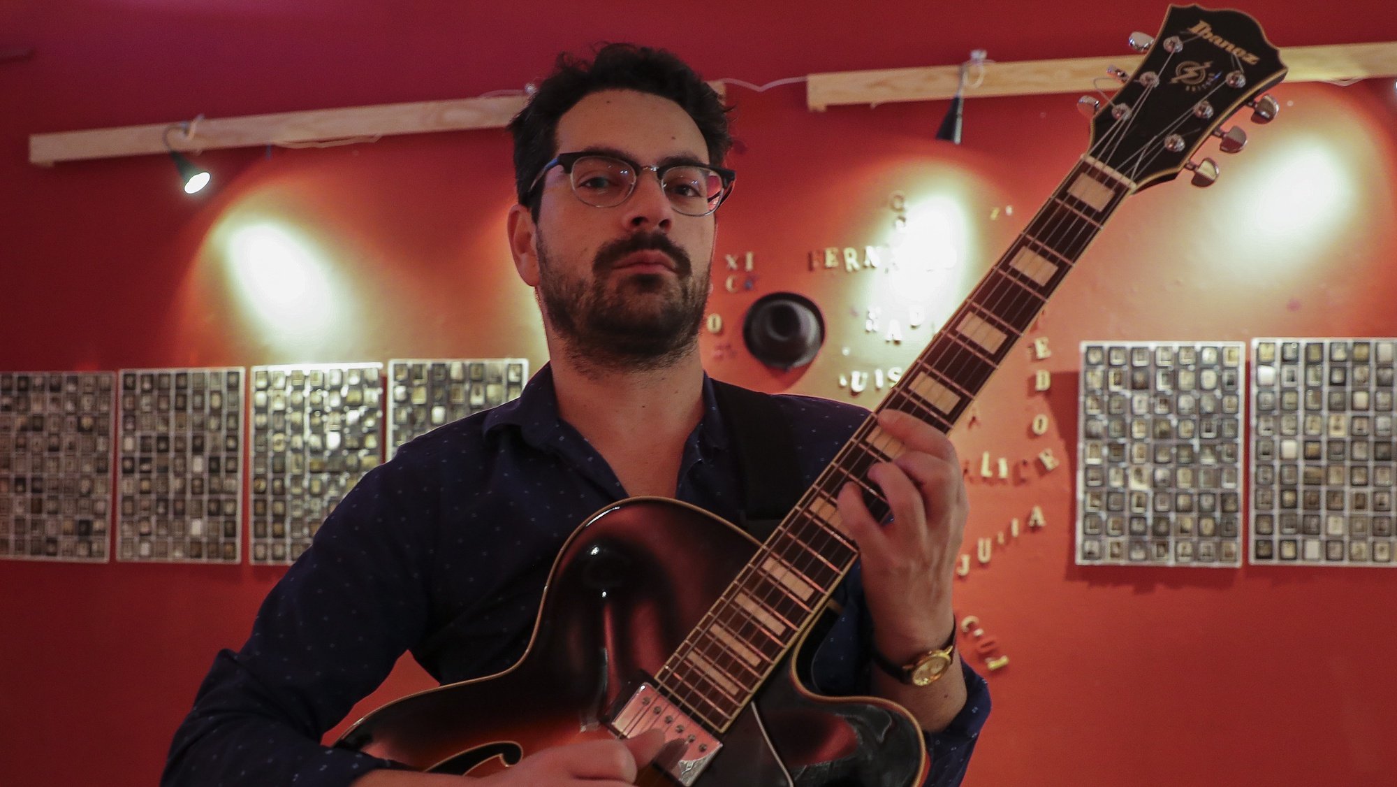 Os guitarristas Bruno Pernadas é um dos protagonistas da 5.ª edição do Guitarras ao Alto, iniciativa que decorre em maio e junho em vários locais do Alentejo e que hoje foi apresentada na Fábrica Braço de Prata, em Lisboa, 27 de março de 2019. JOÃO RELVAS/LUSA