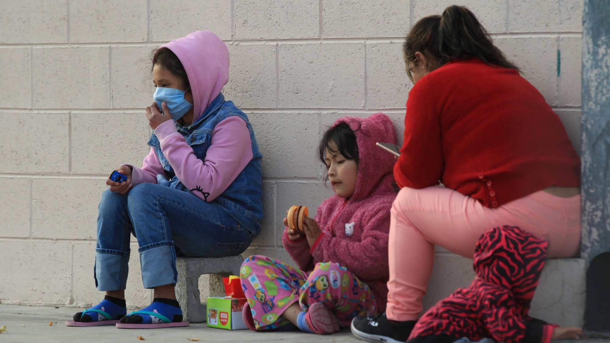 epa08092339 Several migrants from Central America rest at Leona Vicario federal shelter in the bordering city of Ciudad Juarez, in the state of Chihuahua, Mexico, 27 December 2019 (issued 28 December 2019). Health authorities of the Mexican state of Chihuahua reported a total of 72 cases of chickenpox in a migrant integration center in Ciudad Juarez, on the border with El Paso, USA. The cases were registered by the epidemiology department of the State Department of Health at the &#039;Leona Vicario&#039; Migrant Center, authorities said in a press release released to the media.  EPA/LUIS TORRES