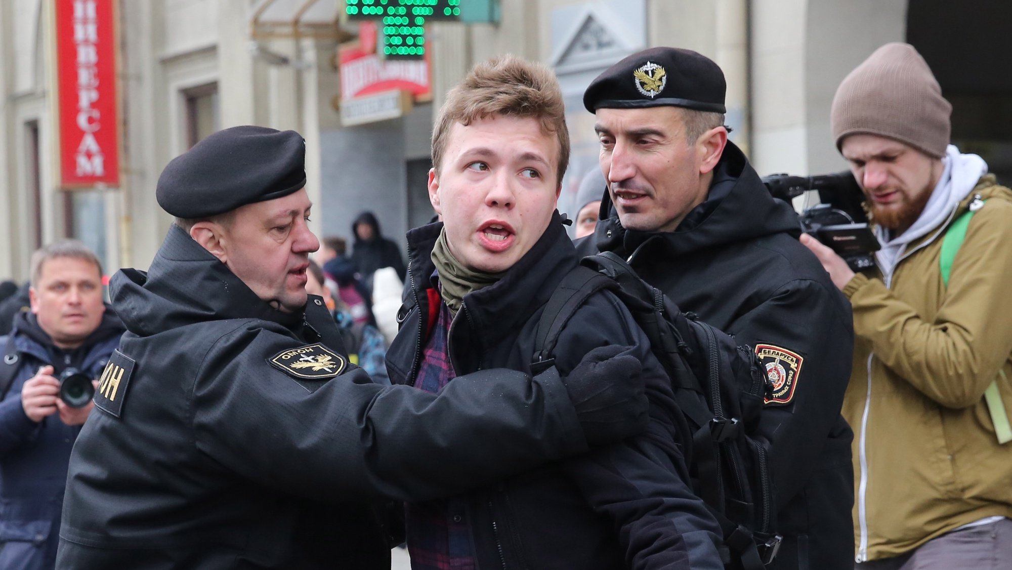 epa09223072 (FILE) Police officers detain a journalist Roman Protasevich attempting to cover a rally in Minsk, Belarus, 26 March 2017 (reissued 23 May 2021). A Ryanair flight from Athens, Greece to Vilnius, Lithuania, with Belarus&#039; opposition journalist Roman Protasevich onboard, has been diverted and forced to land in Minsk on 23 May 2021, after alleged bomb threat. Protasevich was detained by Belarusian Police after landing, as Belarusian Human Rights Center &#039;Viasna&#039; reports and Lithuanian President Gitanas Nauseda demanded immediate release of Protasevich.  EPA/STRINGER *** Local Caption *** 53411871