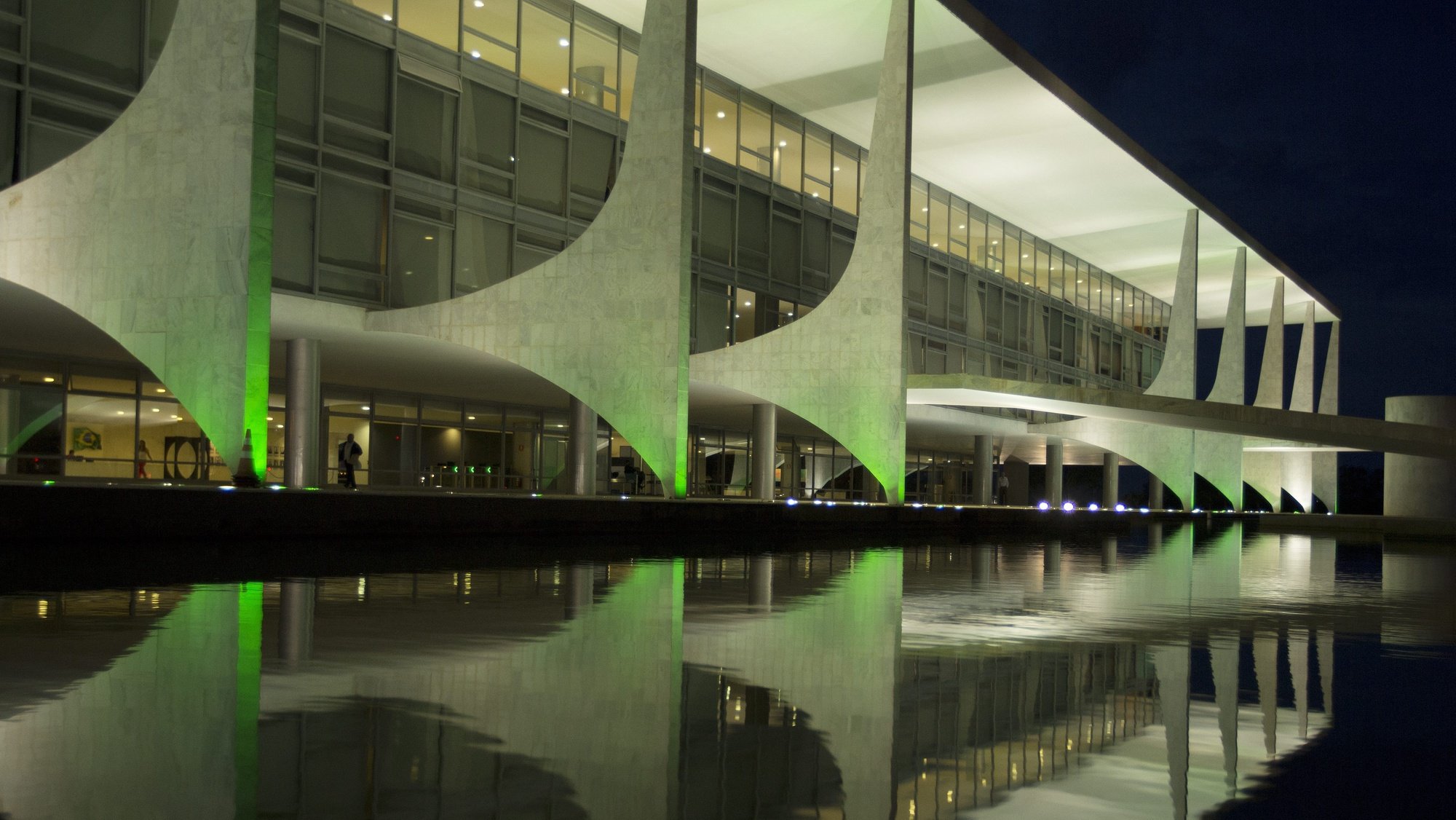epa05654371 A general view of the Planalto Palace, Brazilian Government headquarters, lit in green in tribute of Chapecoense players who died in a plane accident, in Brasilia, Brazil, 30 November 2016. 71 people died when an aircraft crashed late 28 November 2016 with 77 people on board, including players of the Brazilian soccer club Chapecoense. The plane crashed in a mountainous area outside Medellin, Colombia as it was approaching the Jose Maria Cordoba airport. Chapecoense were scheduled to play in the Copa Sudamericana final against Medellin&#039;s Atletico Nacional on 30 November 2016.  EPA/Joédson Alves