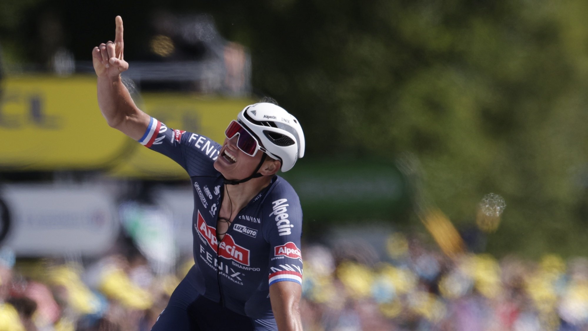epa09305494 Dutch rider Mathieu Van Der Poel of the Alpecin-Fenix team wins the 2nd stage of the Tour de France 2021 over 183.5 km from Perros-Guirec to Mur de Bretagne Guerledan, France, 27 June 2021.  EPA/Stephane Mahe / POOL