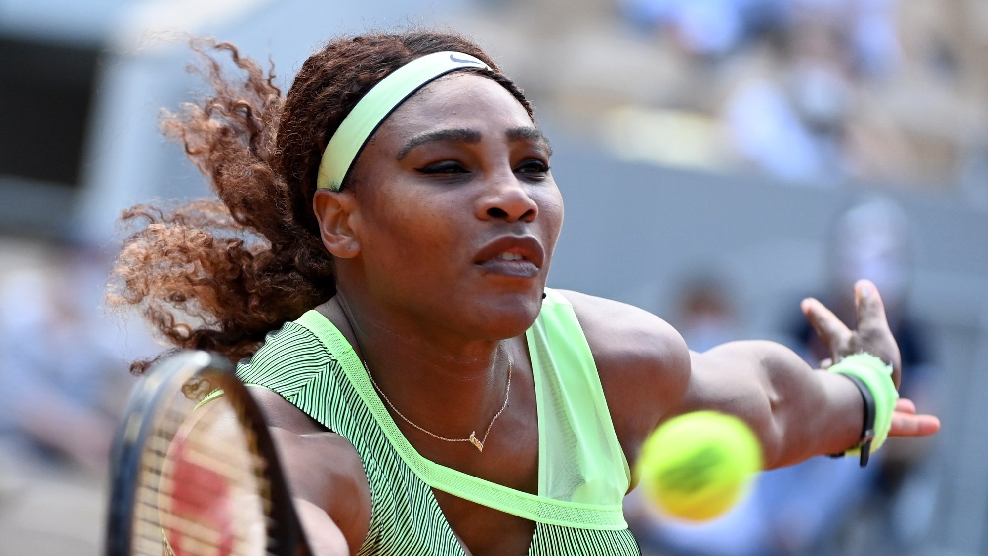 epaselect epa09251254 Serena Williams of the USA in action against Elena Rybakina of Kazakhstan during their fourth round match at the French Open tennis tournament at Roland Garros in Paris, France, 06 June 2021.  EPA/CAROLINE BLUMBERG