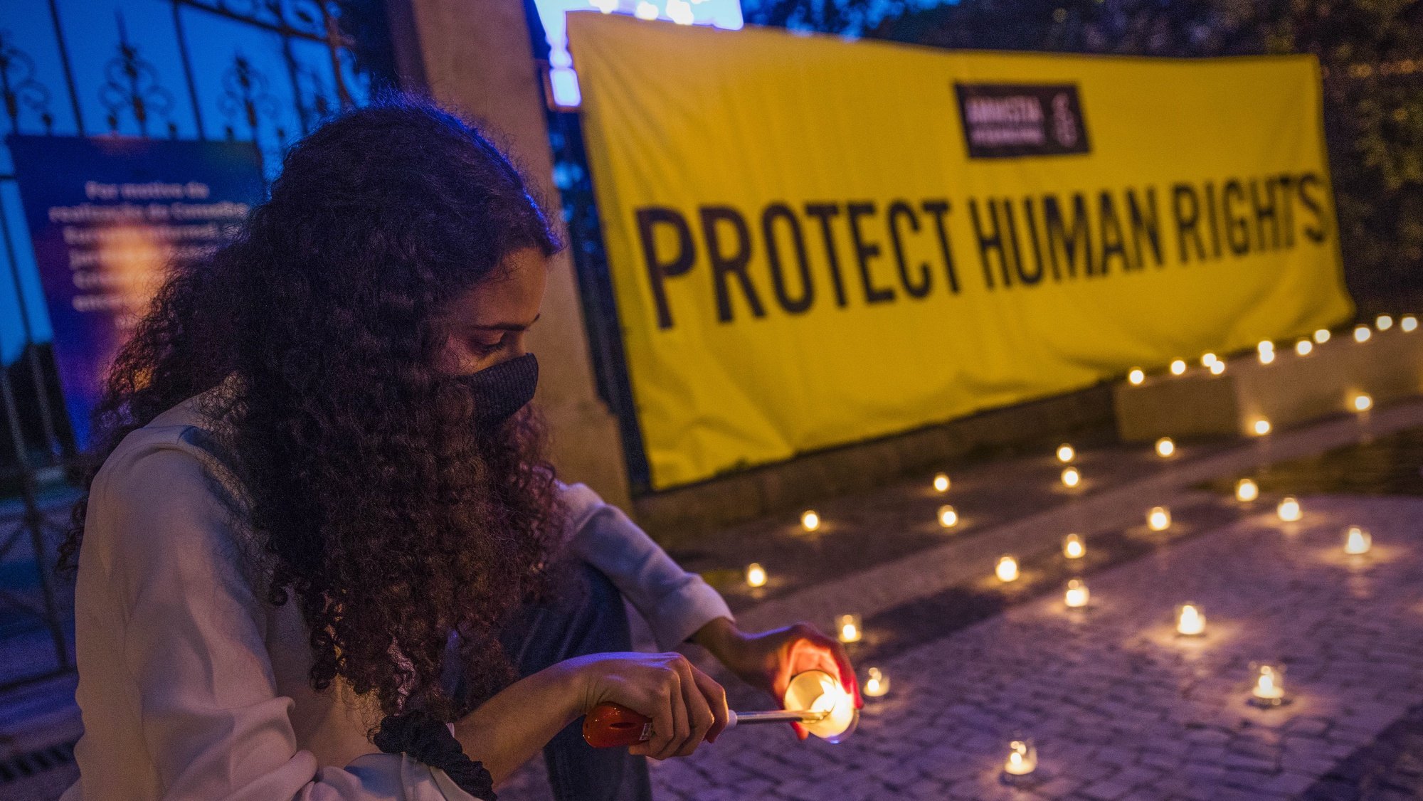 Vigília pela proteção dos direitos humanos na Índia, Porto, 6 de maio de 2021. A Amnistia Internacional promove uma vigília para &quot;pressionar o governo indiano a terminar com a repressão às pessoas que defendem os direitos humanos, bem como a todos os dissidentes de opinião naquele país.&quot;. JOSÉ COELHO/LUSA