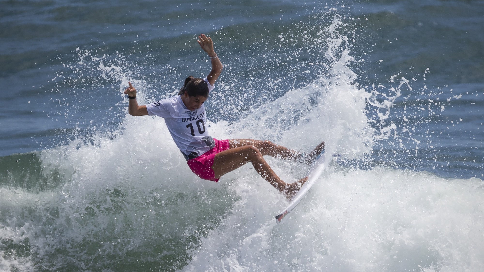 A portuguesa Teresa Bonvalot em ação na primeira ronda do surf olímpico de Tóquio2020