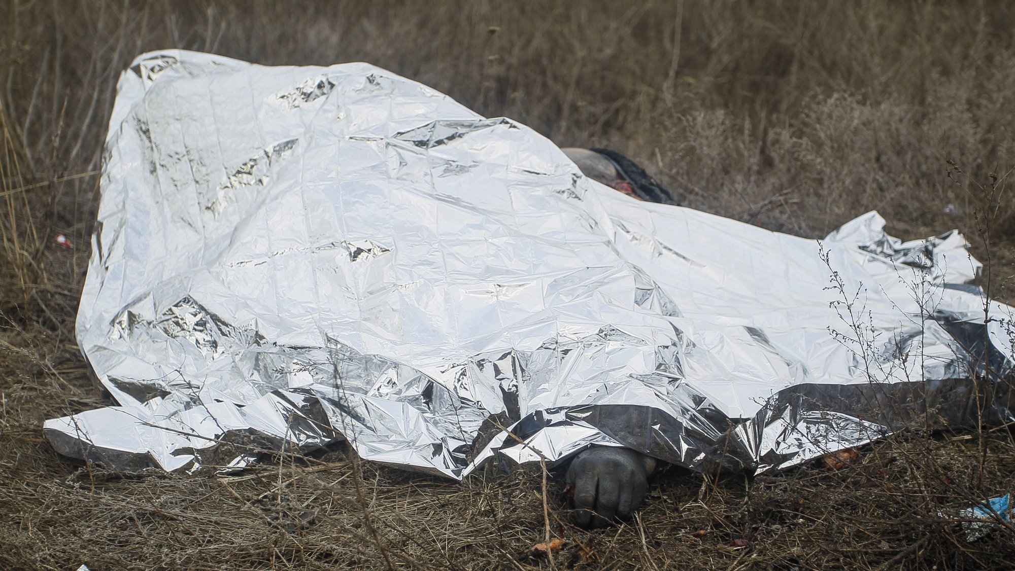epa05152955 A covered body of a victim following an explosion that hit a minibus close to Maryinka town, near Donetsk, Ukraine, 10 February 2016. Four people were killed in a land mine blast near the Maryinka checkpoint. The civilian vehicle with five people was heading from the militant-held city of Donetsk to the town of Maryinka in the so-called &#039;grey zone&#039; and hit a land mine about 600 meters from the checkpoint while bypassing a queue. The driver ignored land mine warning signs and tried to drive off to the roadside, where the minibus hit the land mine, according to local media reports.  EPA/ALEXANDER ERMOCHENKO