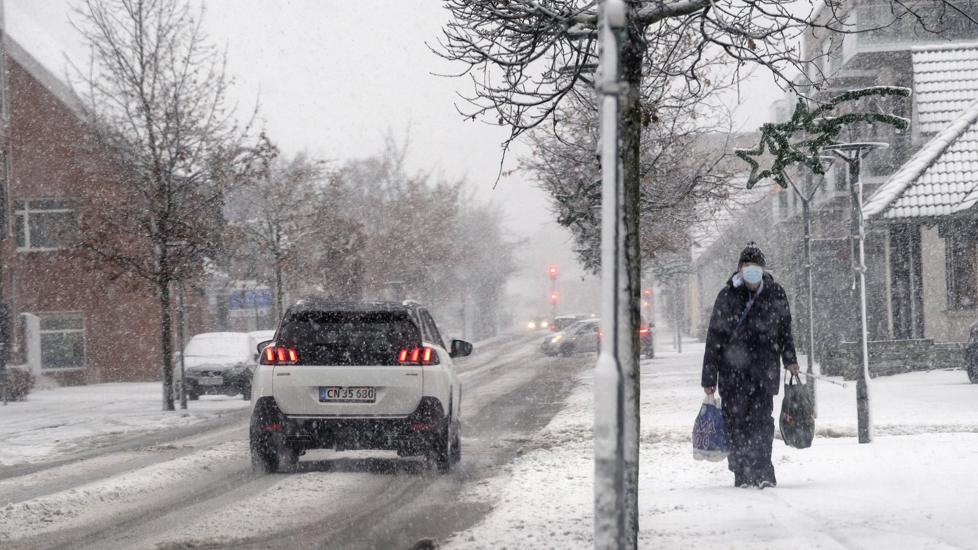 epa09614713 Snow falls in Stoevring in Northern Jutland, Denmark, 01 December 2021. According to meteorological authorities, severe winter weather is affecting parts of Denmark with rain and snow fall and temperatures around three degrees Celsius.  EPA/BO AMSTRUP  DENMARK OUT