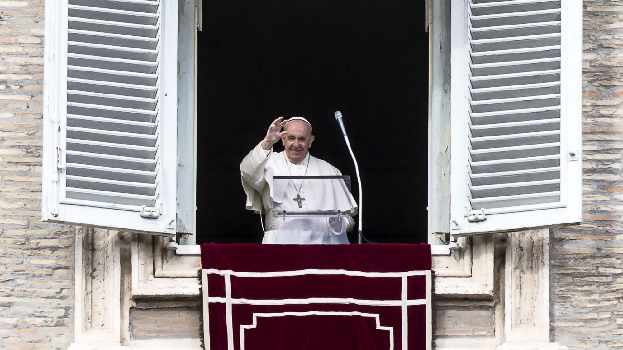 epa09669553 Pope Francis waves during his Angelus address on the occasion of the Epiphany feast from the window of his office overlooking Saint Peter&#039;s Square, Vatican City, 06 January 2022.  EPA/ANGELO CARCONI
