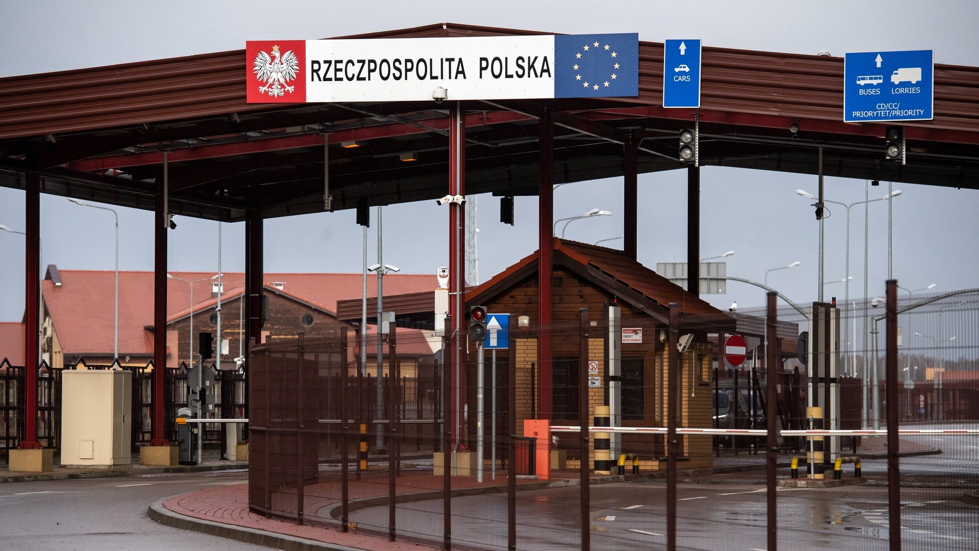 A view of a closed crossing on the Polish-Belarusian border in Polowce village, eastern Poland, 17 December 2021. Poland, Lithuania and Latvia have been tackling increased migratory pressure on their borders with Belarus, due to what they say is a destabilisation policy orchestrated by the Belarusian government in retaliation for EU sanctions. EPA/Wojtek Jargilo POLAND OUT
