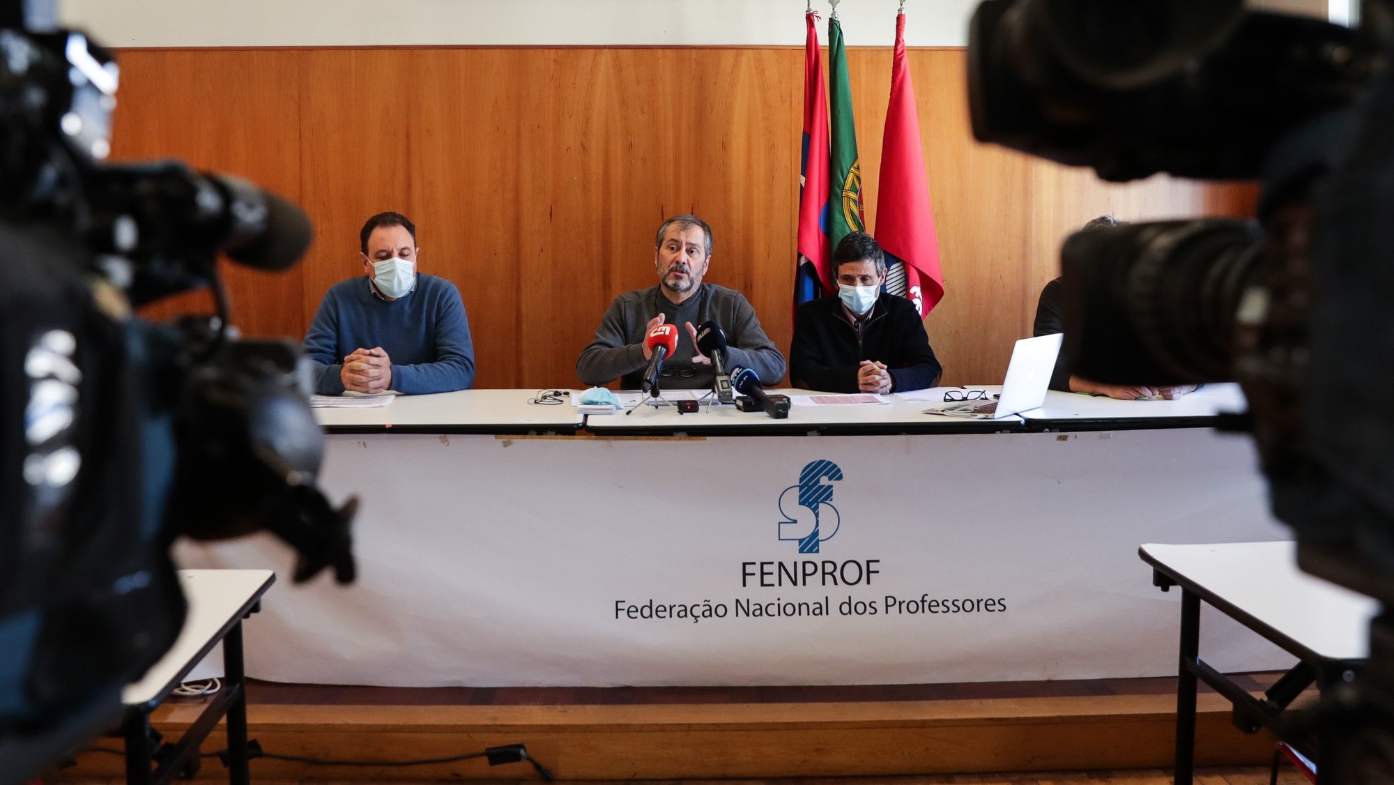 O secretário-geral da FENPROF, Mário Nogueira, fala numa conferência de imprensa sobre a questão da falta de professores, na sede em Lisboa, 18 de novembro 2021. TIAGO PETINGA/LUSA